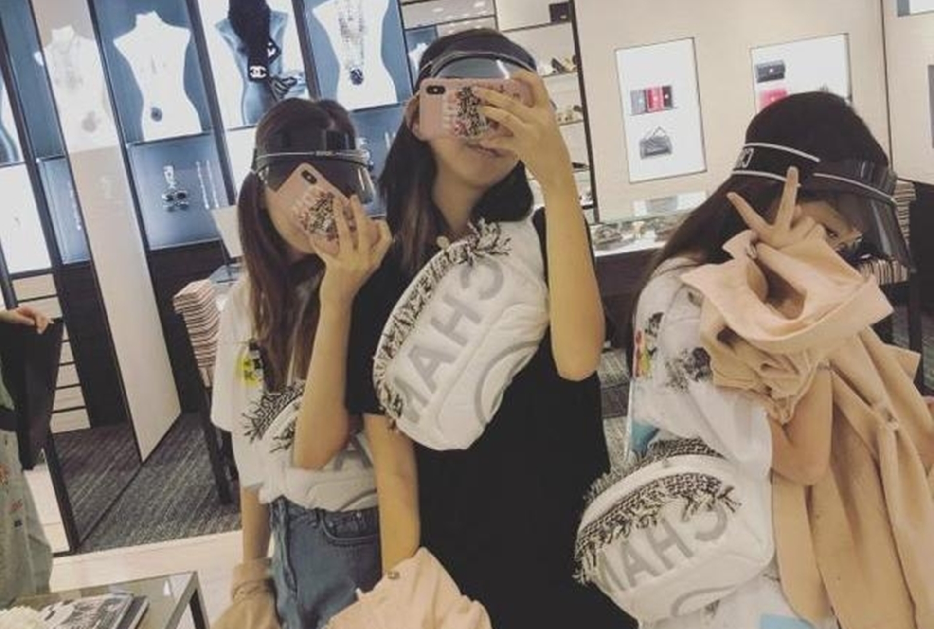 小蘋果、周巴黎、李嫣進入國際精品店購物，並拍下戰利品照片。