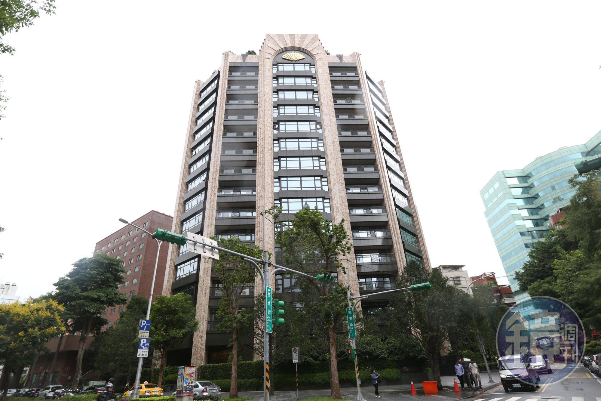 陳泰銘本人對投資相當有一套，尤其愛買豪宅，光是在敦化北路豪宅文華苑就砸下三十餘億元買了7戶。