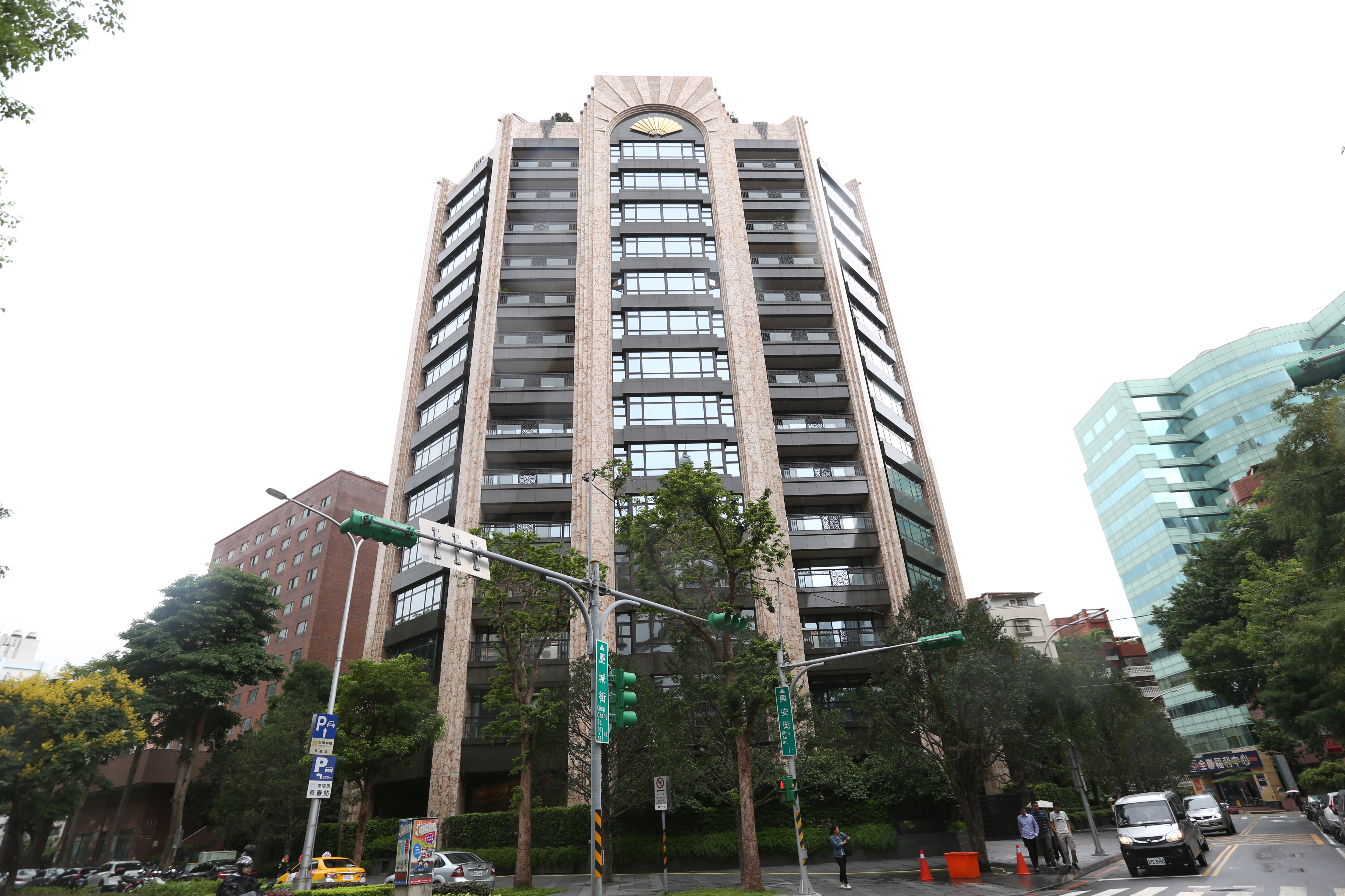 陳泰銘本人對投資相當有一套，尤其愛買豪宅，光是在敦化北路豪宅文華苑就砸下三十餘億元買了7戶。