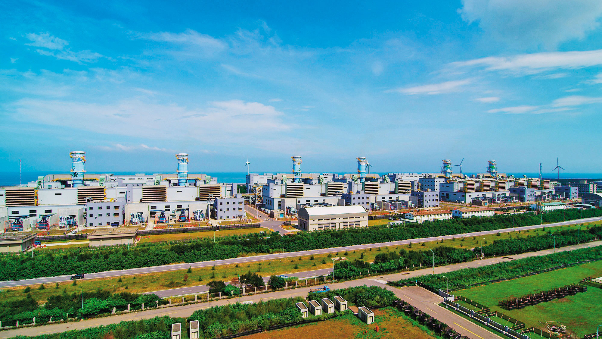 供氣給大潭電廠（圖）的觀塘天然氣接收站，10月8日通過環評。（台電提供）