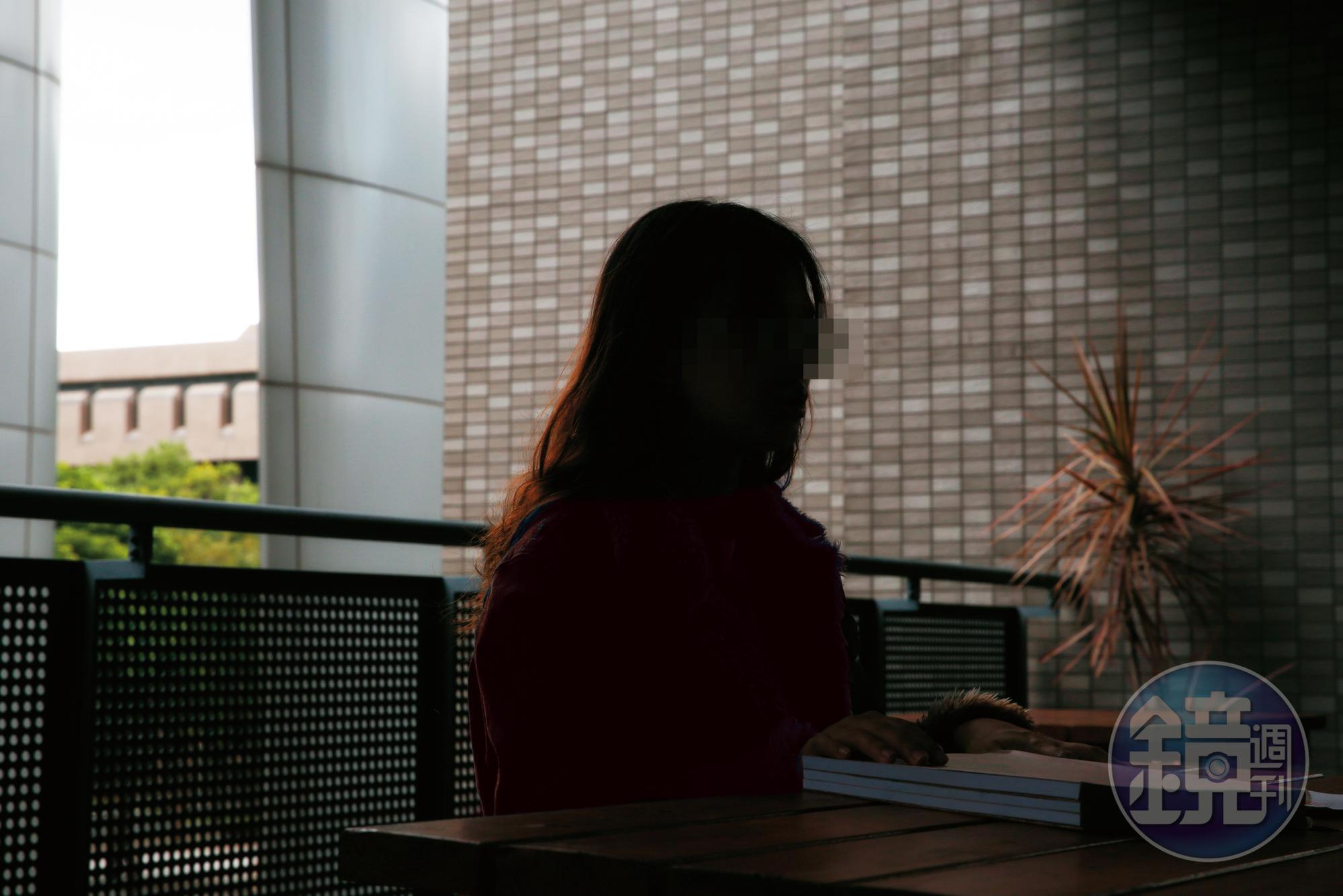 受害女學生小琳表示,王男誘騙她們簽不平等工作契約,還伸鹹豬手騷擾。(被害人已經變裝處理)
