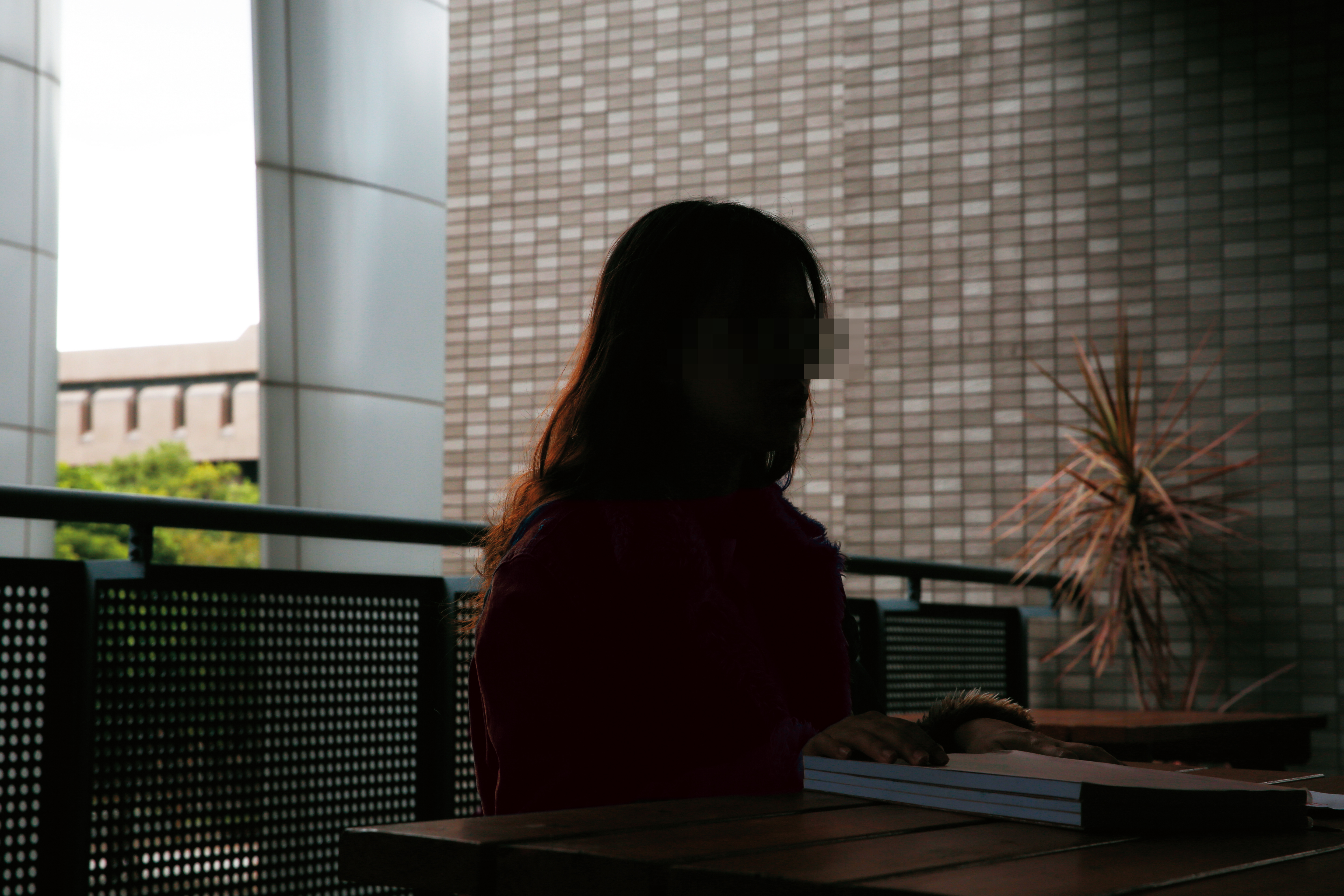 受害女學生小琳表示,王男誘騙她們簽不平等工作契約,還伸鹹豬手騷擾。(被害人已經變裝處理)