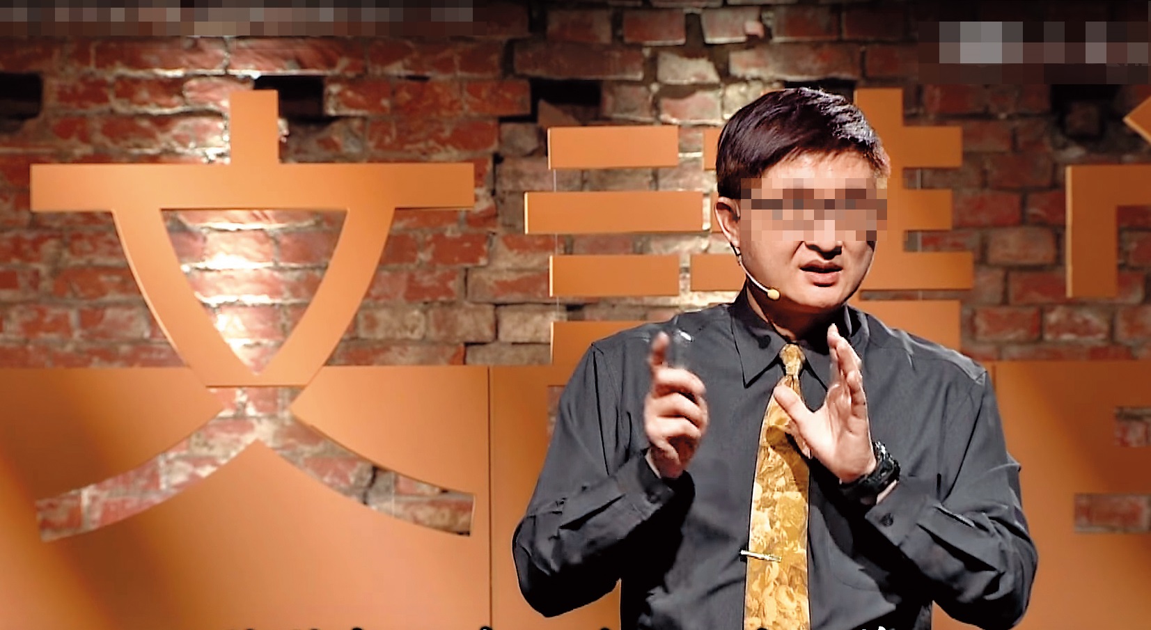 王男被任職高中解聘後，還成為書法名師，上電視節目講解。（翻攝畫面）