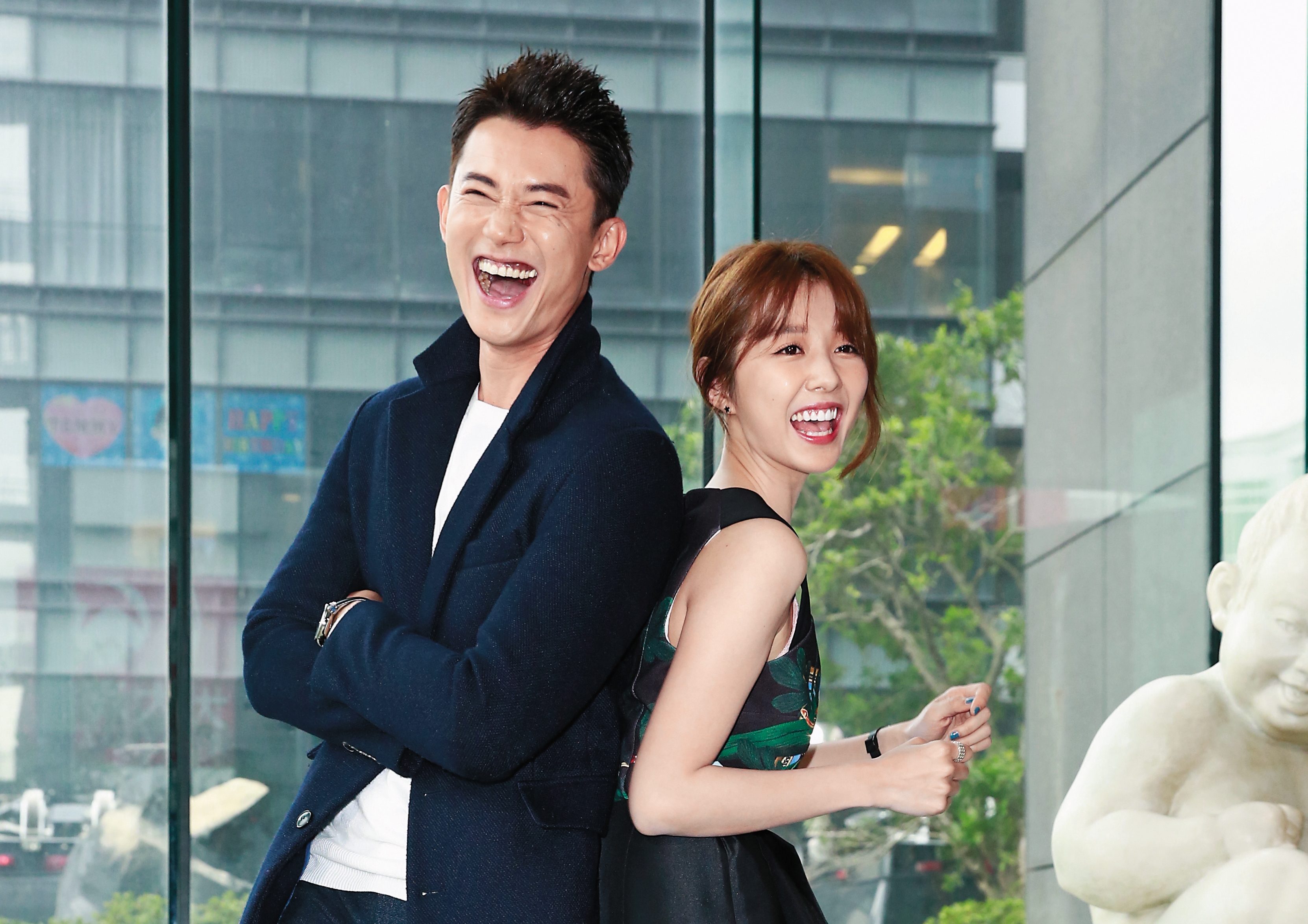 拍攝《極品絕配》時，邵雨薇（右）在跟張立昂交往，吳慷仁（左）則是跟鍾瑶，沒想到戲拍完2對都玩完。