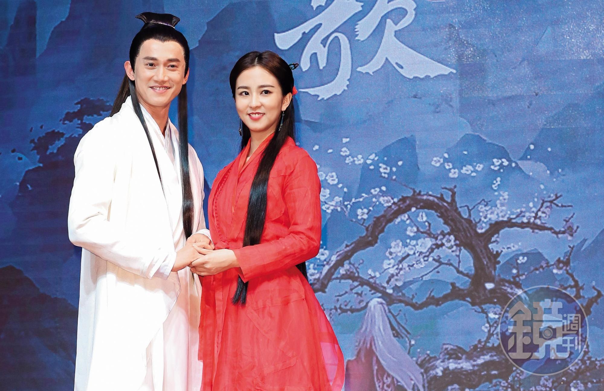 吳慷仁(左)跟周曉涵(右)合體代言「烈火如歌 」手遊,但兩人看起來就很不熟;不過有趣的是周曉涵跟邵雨薇同門。