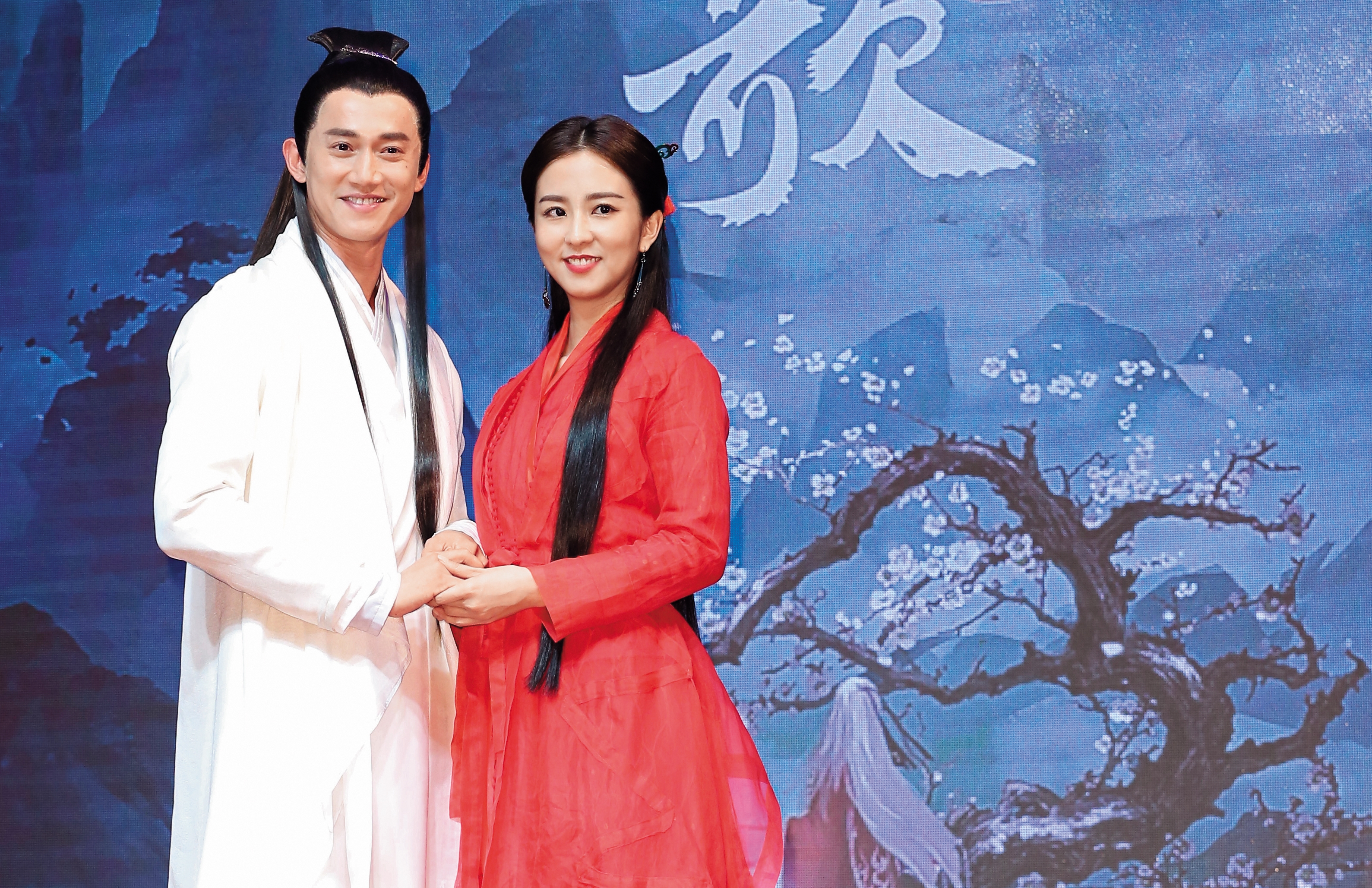 吳慷仁（左）跟周曉涵（右）合體代言「烈火如歌 」手遊，但兩人看起來就很不熟；不過有趣的是周曉涵跟邵雨薇同門。