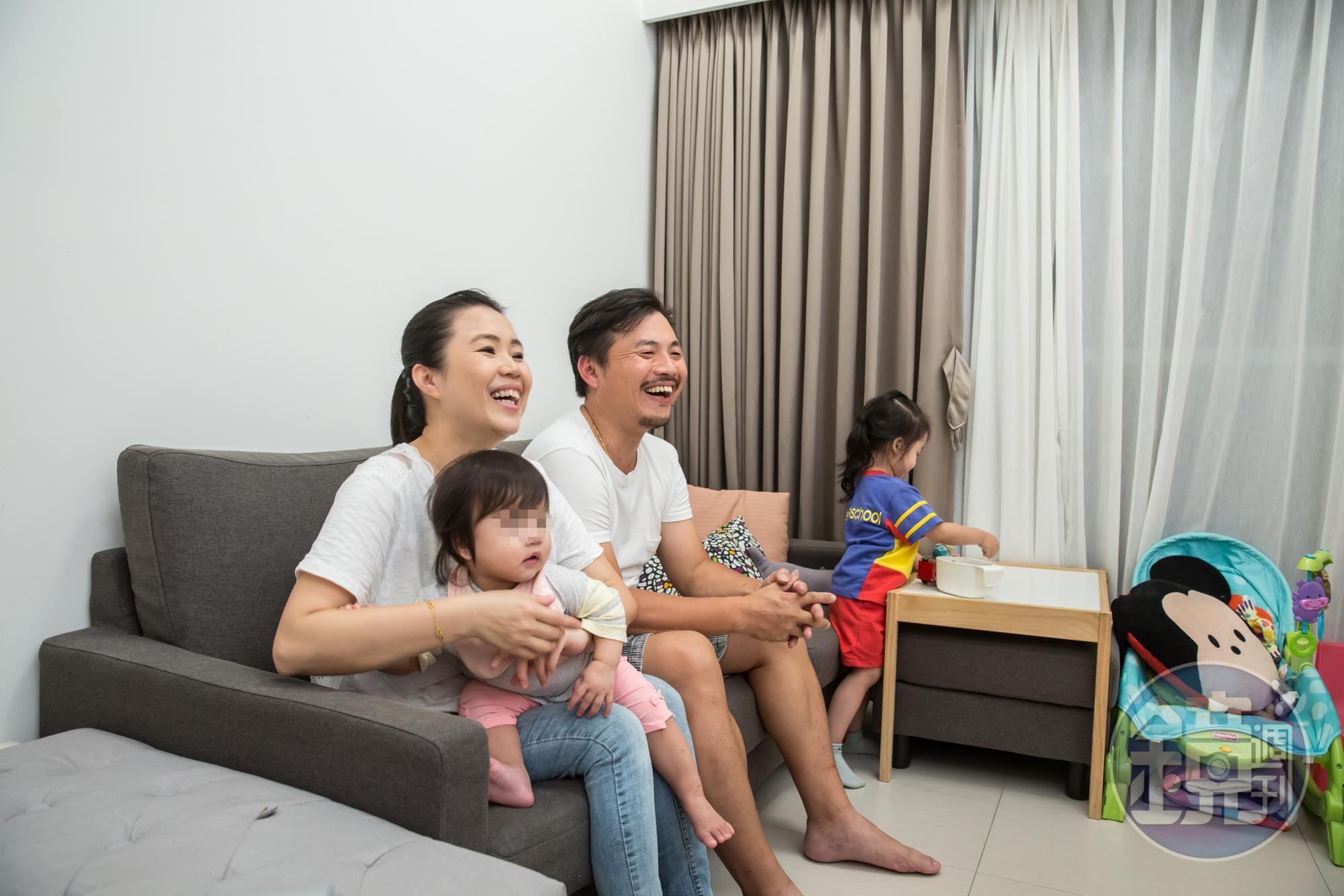 社宅住戶何先生一家人，很滿意新家的軟硬體設施。