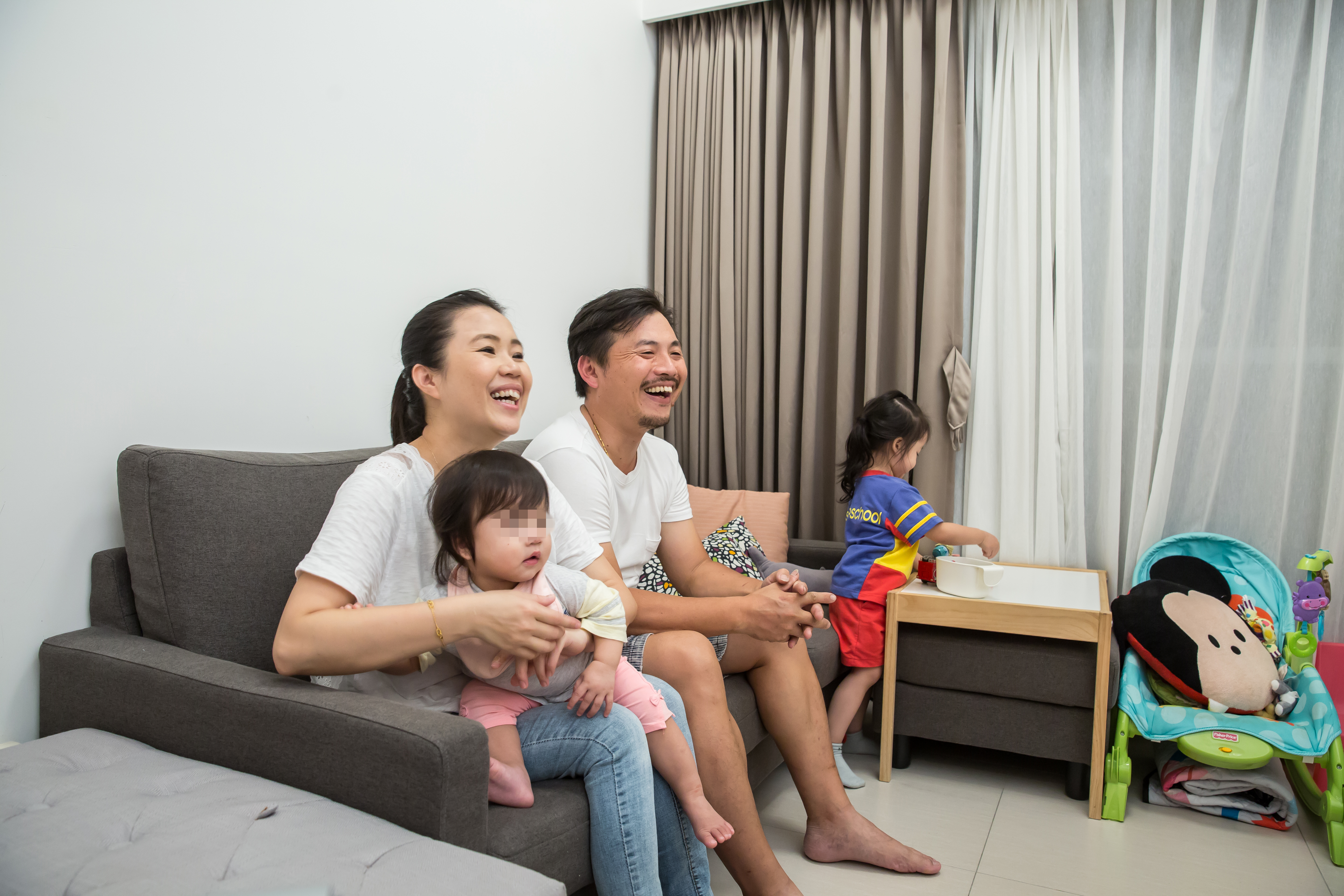 社宅住戶何先生一家人，很滿意新家的軟硬體設施。