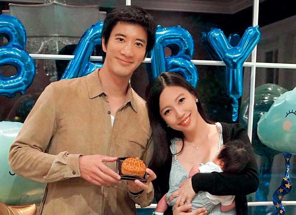 王力宏年賺6億，曾被目擊偕妻子李靚蕾（右）到關渡碼頭看遊艇。（摘自王力宏臉書）