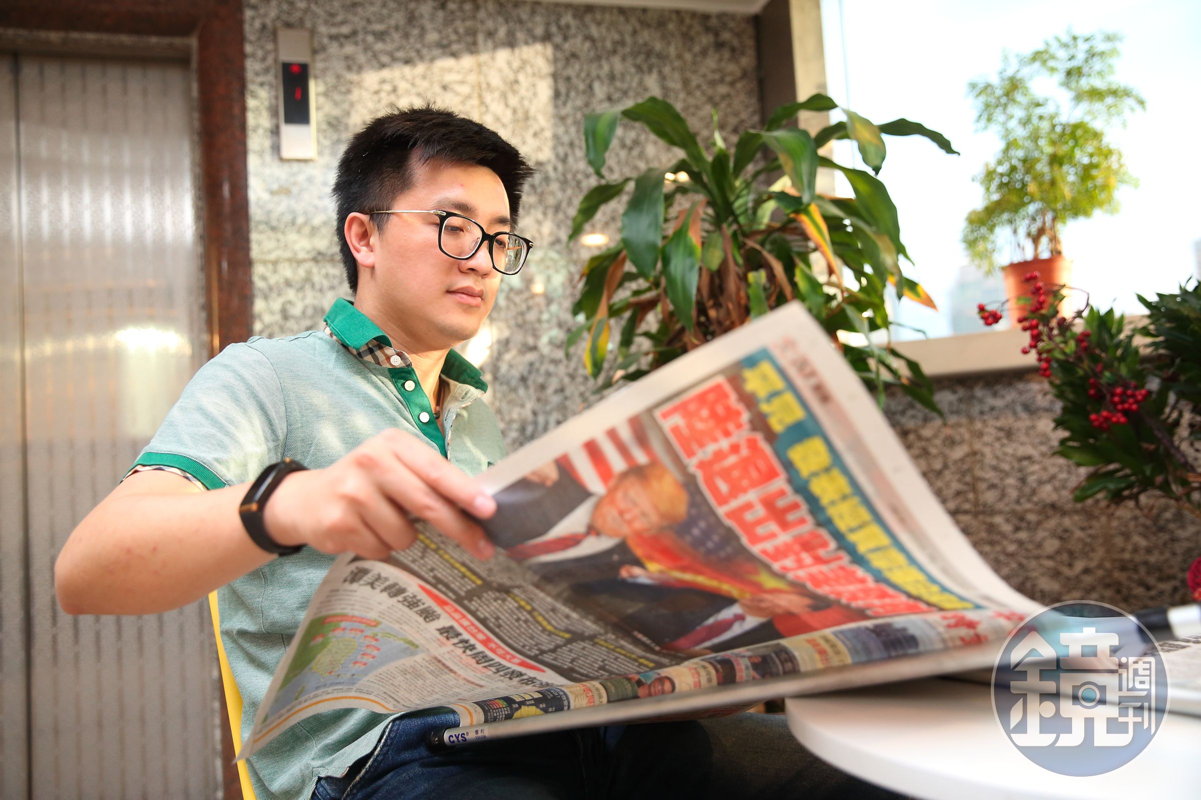 行事曆滿檔的張捷，每天仍勤讀報紙，掌握訊息和政策走向，找出趨勢商機。