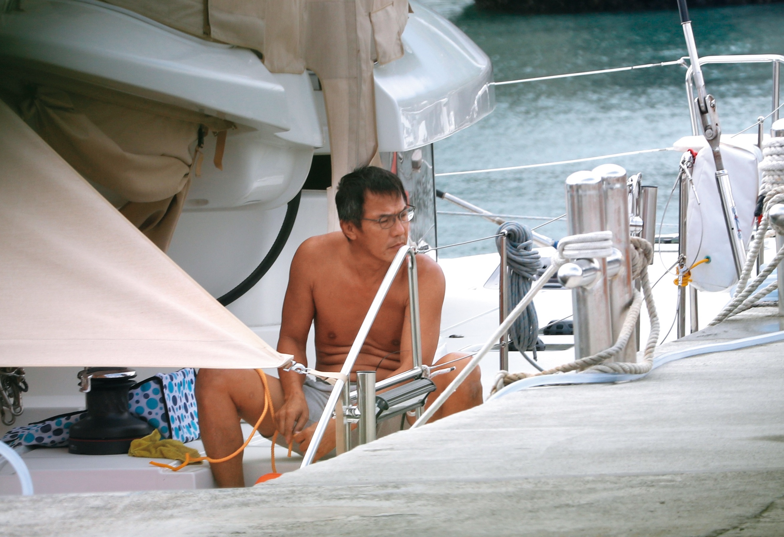 戴立忍花2,000萬元買下1艘遊艇，隱居在宜蘭烏石港，他打赤膊在船上忙裡忙外，毫不在意自己的明星身分。