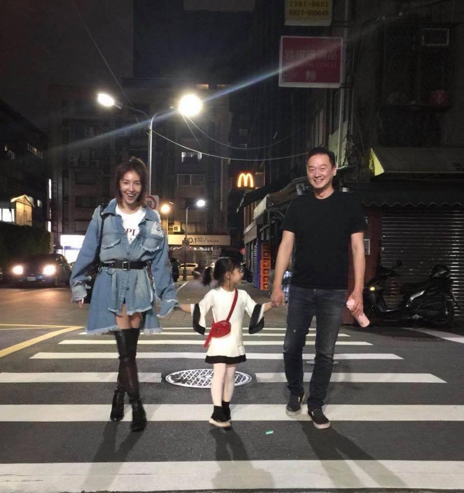 楊謹華po出一張與男友牽起小女孩的合照，網友留言大讚「畫面真美，好像全家福」。（翻攝自楊謹華臉書）