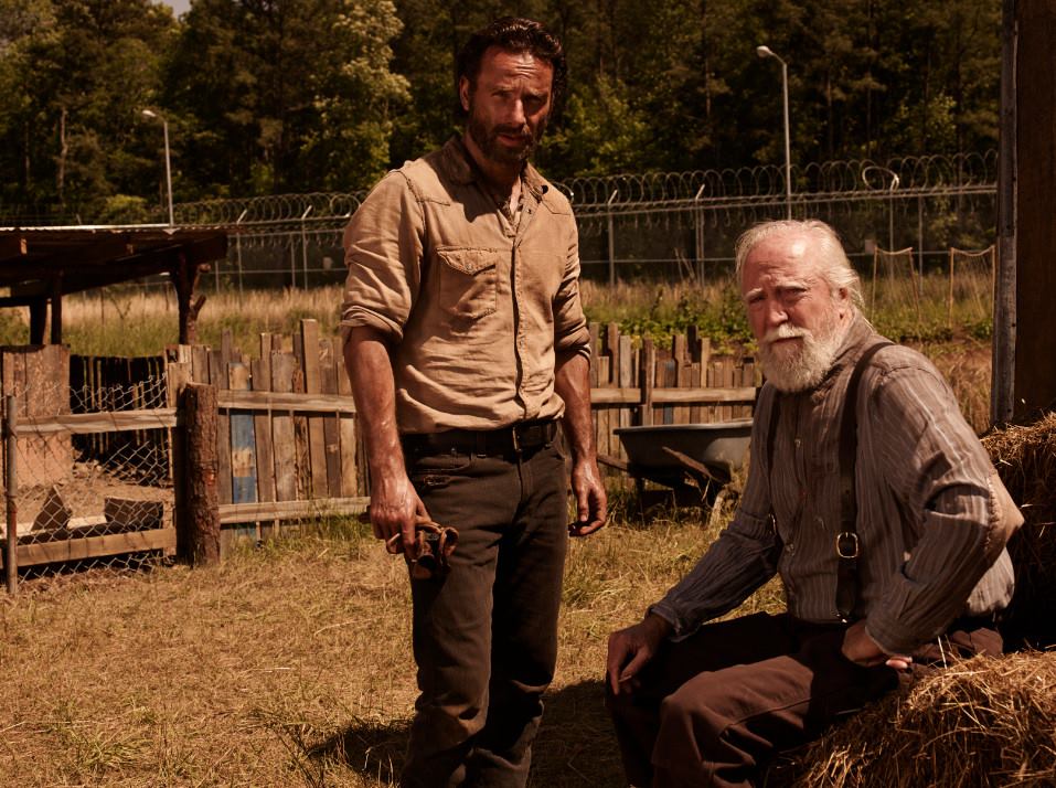 史考特（右）在《陰屍路》中扮演農場主人，救過主角瑞奇一家。（翻攝The Walking Dead粉絲專頁）