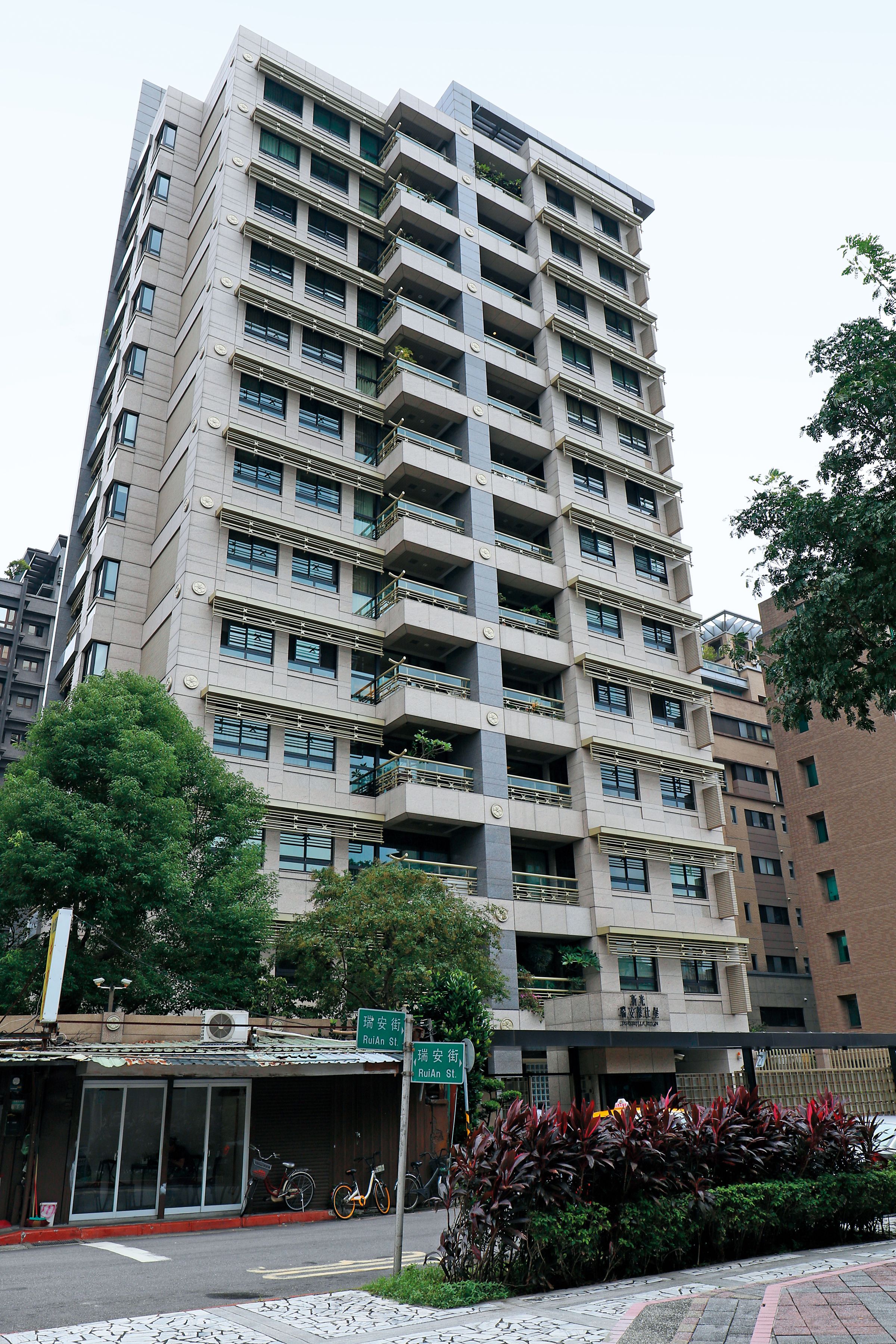 桂綸鎂砸1.2億元買下台北市瑞安街豪宅，有傳戴立忍也出資相助，一起打造兩人的愛巢。