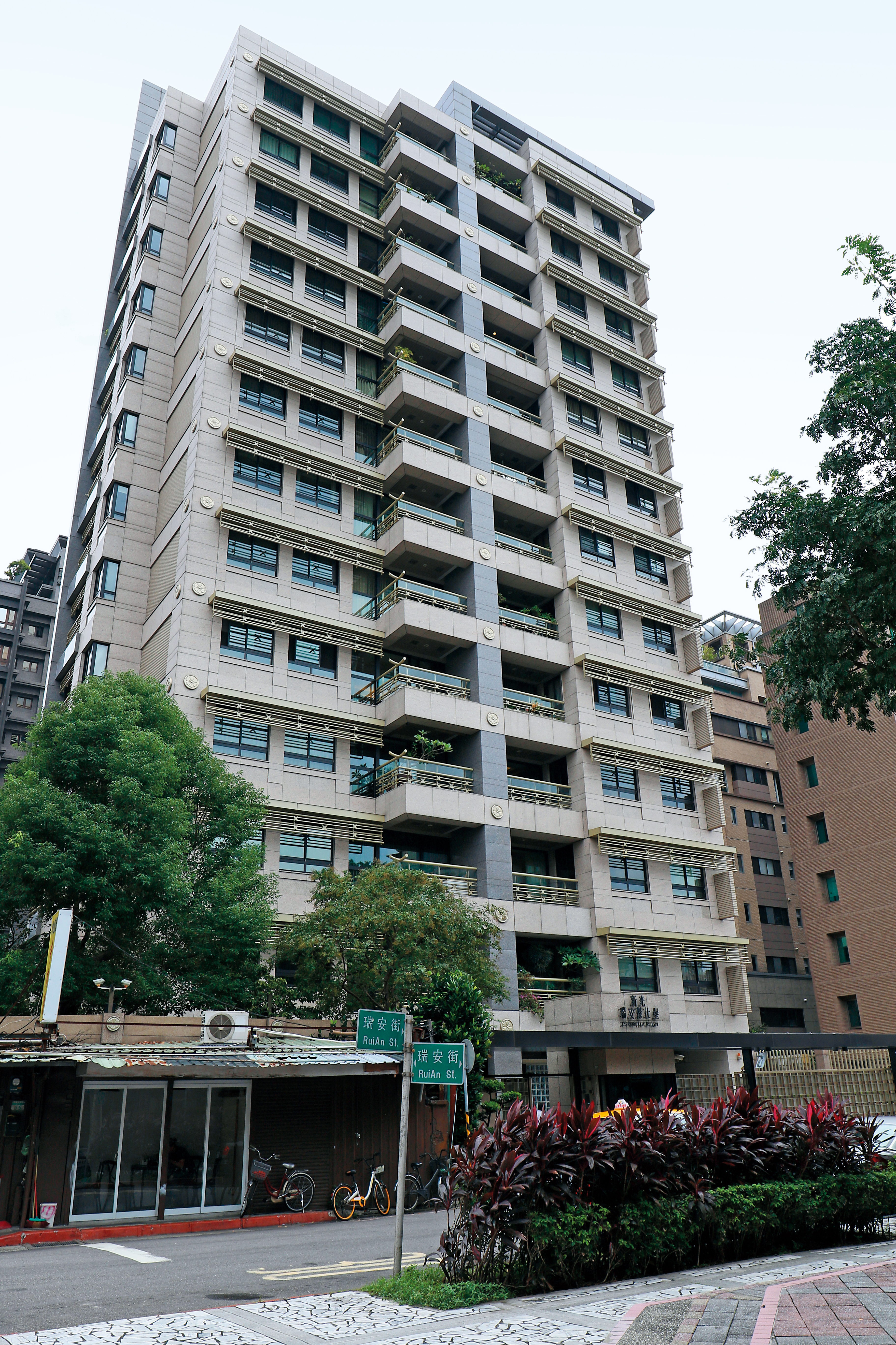 桂綸鎂砸1.2億元買下台北市瑞安街豪宅，有傳戴立忍也出資相助，一起打造兩人的愛巢。