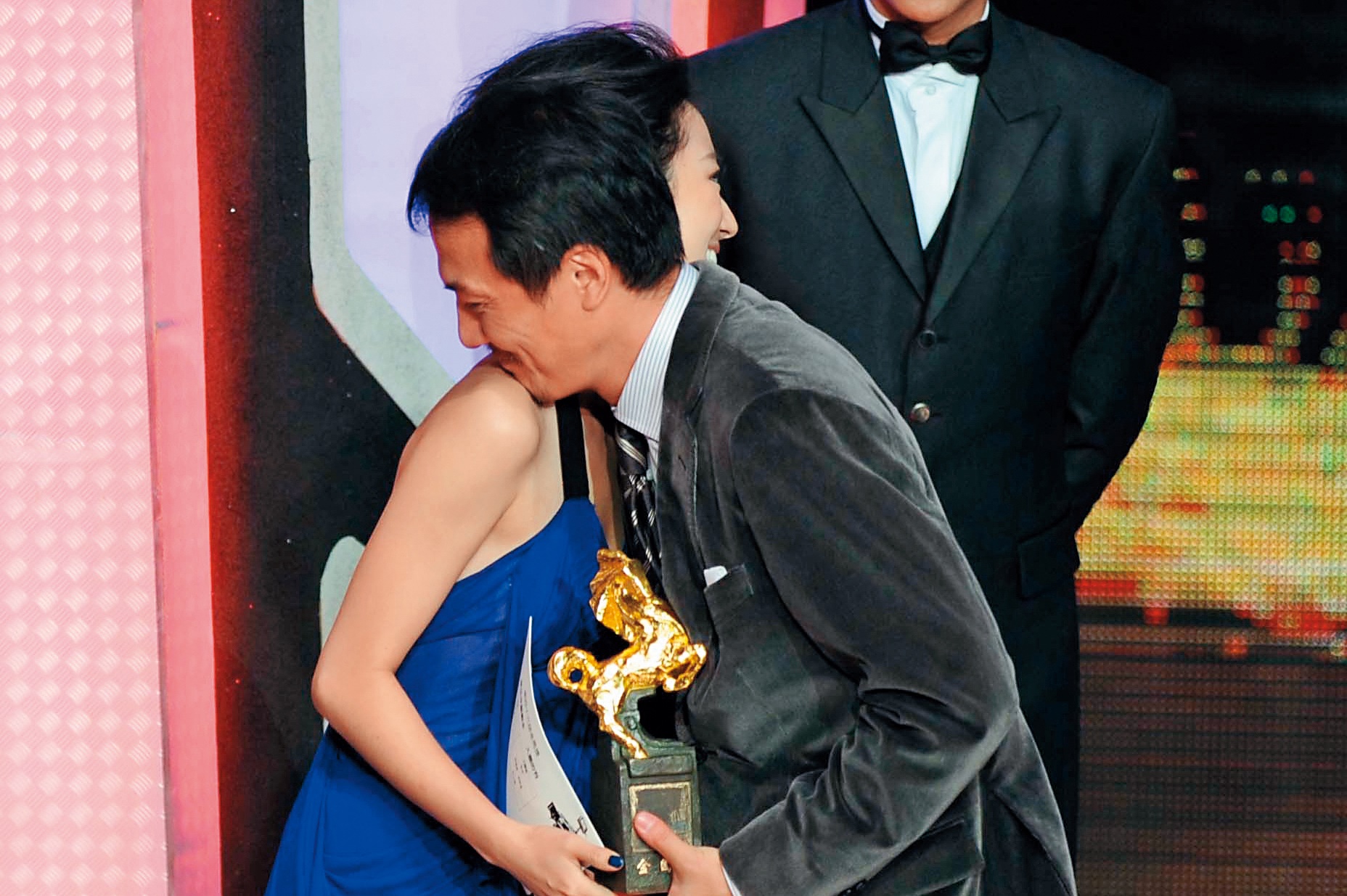 戴立忍以《不能沒有你》奪金馬46「最佳原著劇本」，從桂綸鎂手中接下獎座，兩人愛的抱抱成全場焦點。（東方IC）