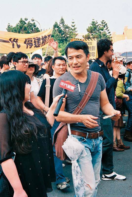 戴立忍熱中於社會運動，曾參與反核、反服貿、反課綱等運動，也因此被對岸貼上台獨標籤。（翻攝自Perry Lu臉書）