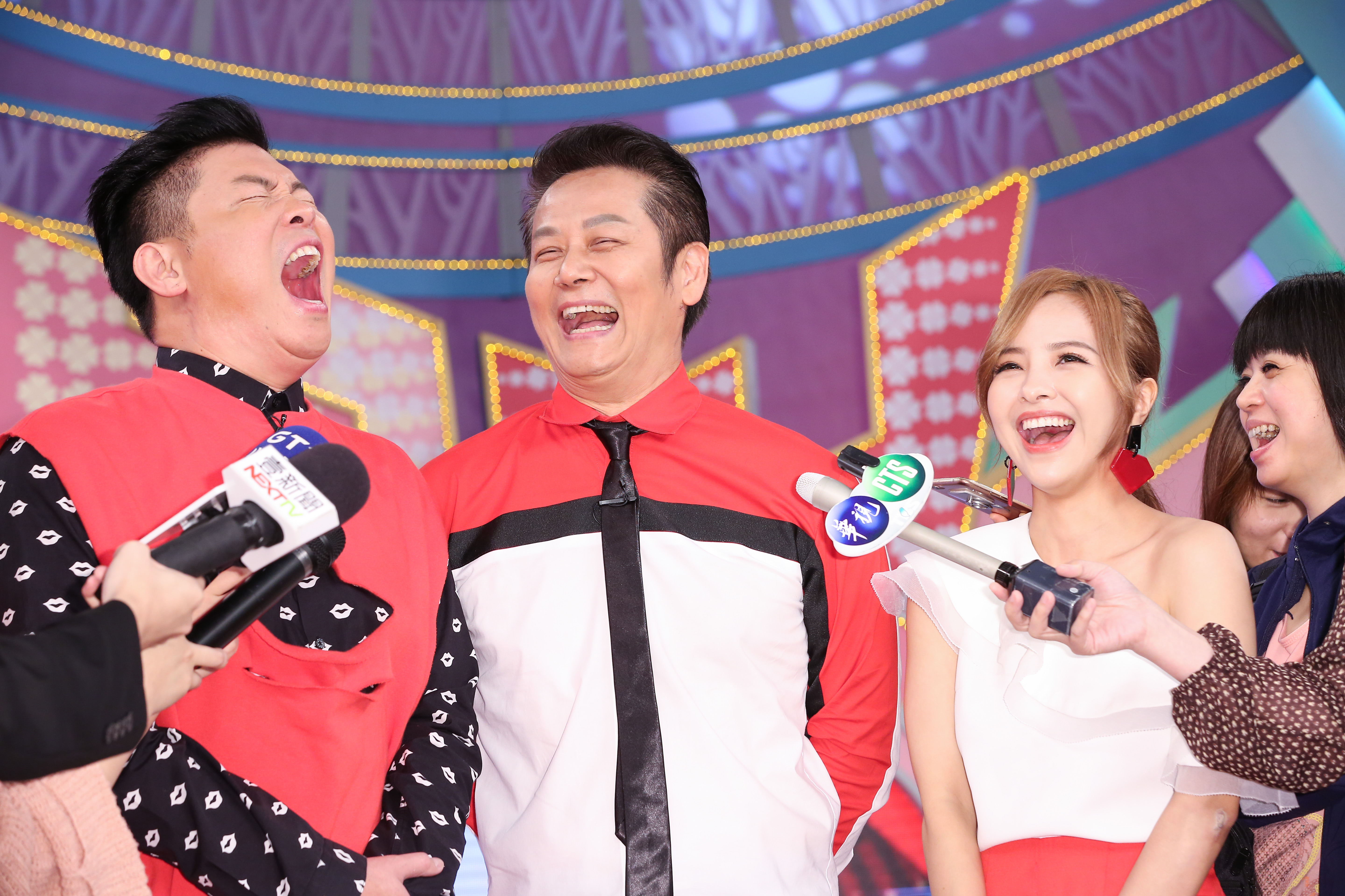 徐乃麟（中）頻爆料節目沒加薪，曾國城忍不住大笑出來。