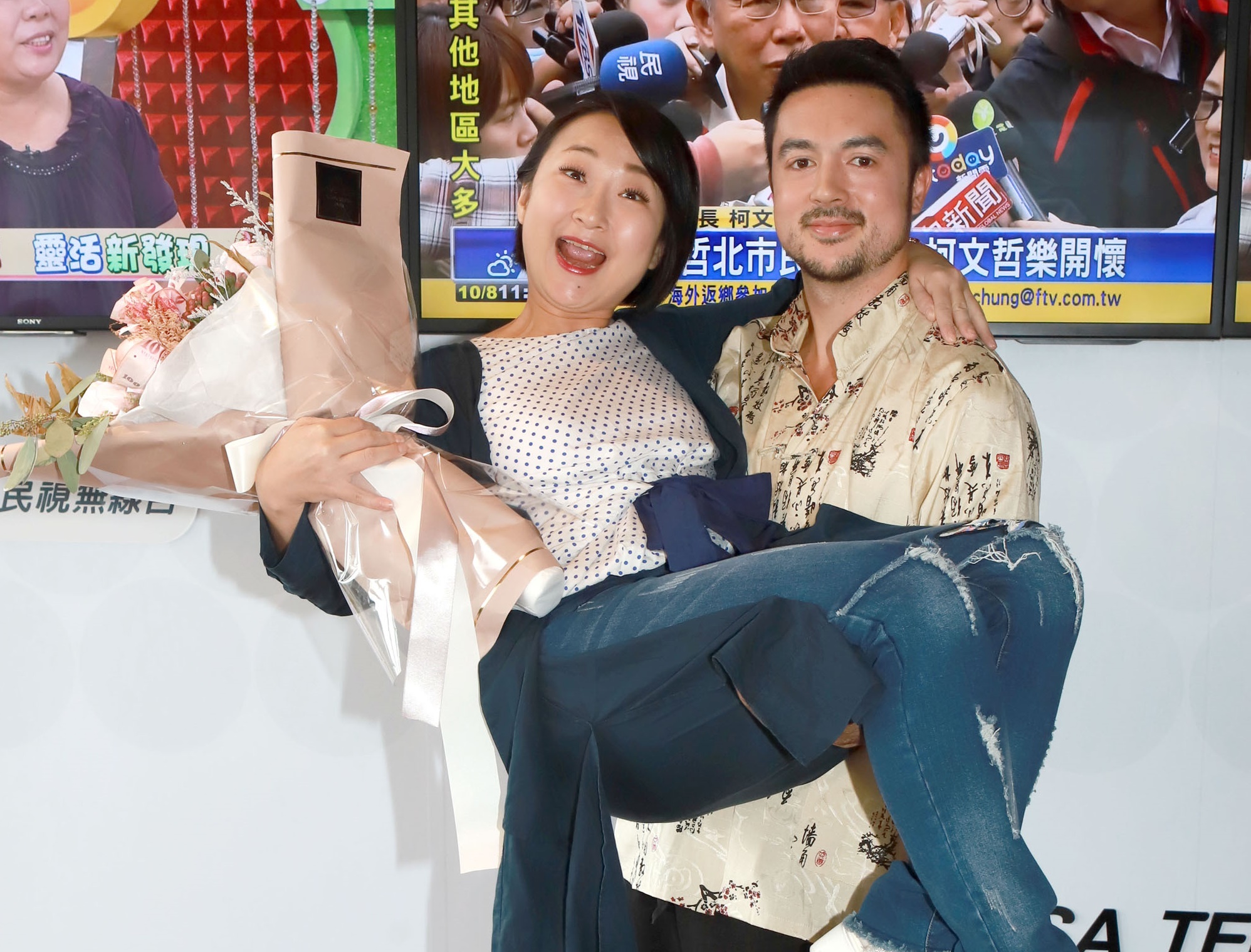 班傑公主抱廖怡裬，讓她直嚷著害羞。（民視提供）