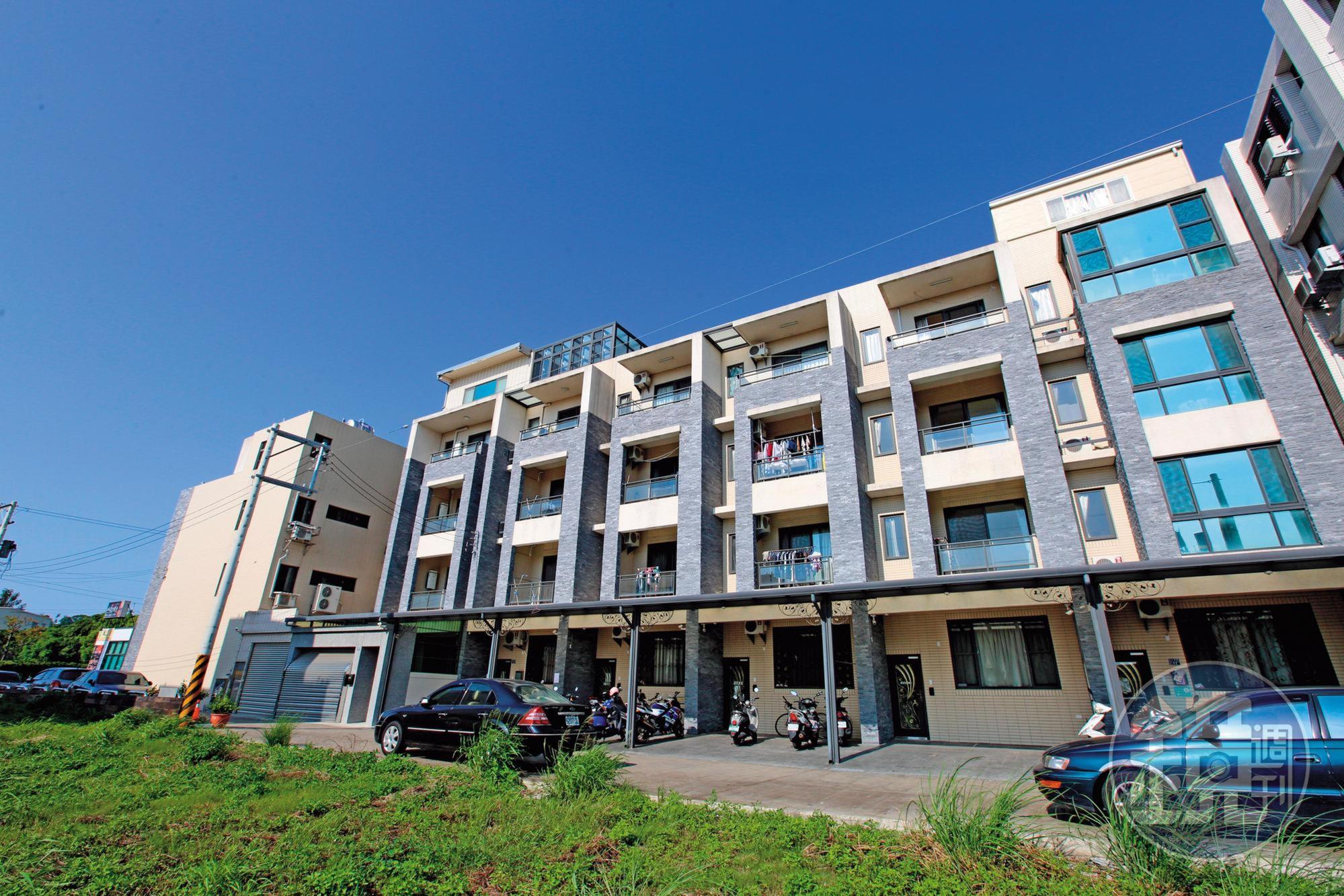 真程典藏建案位於苗栗竹南,4年前1戶開價1,400多萬元,如今行情不到900萬元。