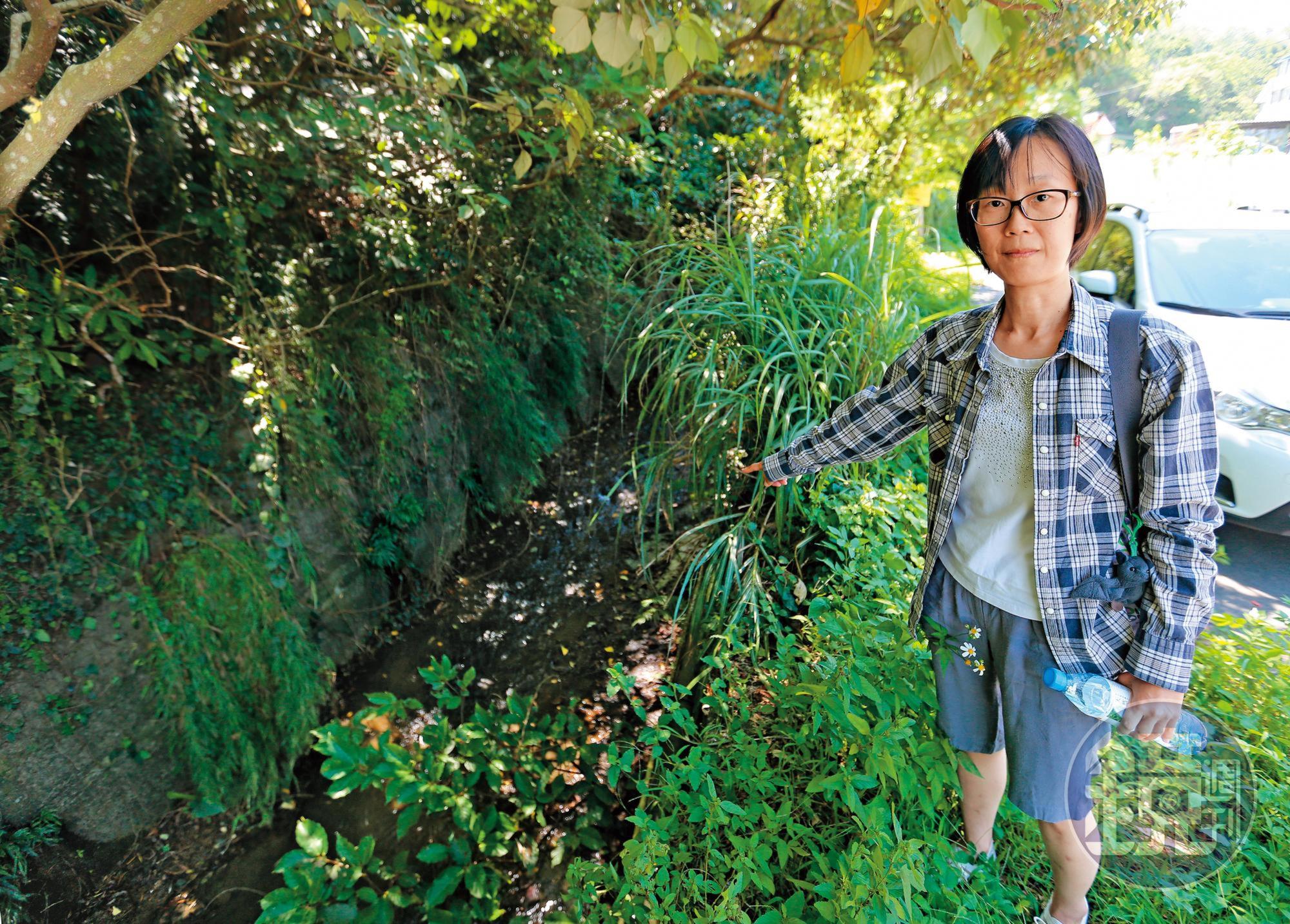 陳翠琴指出，竹東垃圾掩埋場流下的垃圾水，在這裡匯流到頭前溪。