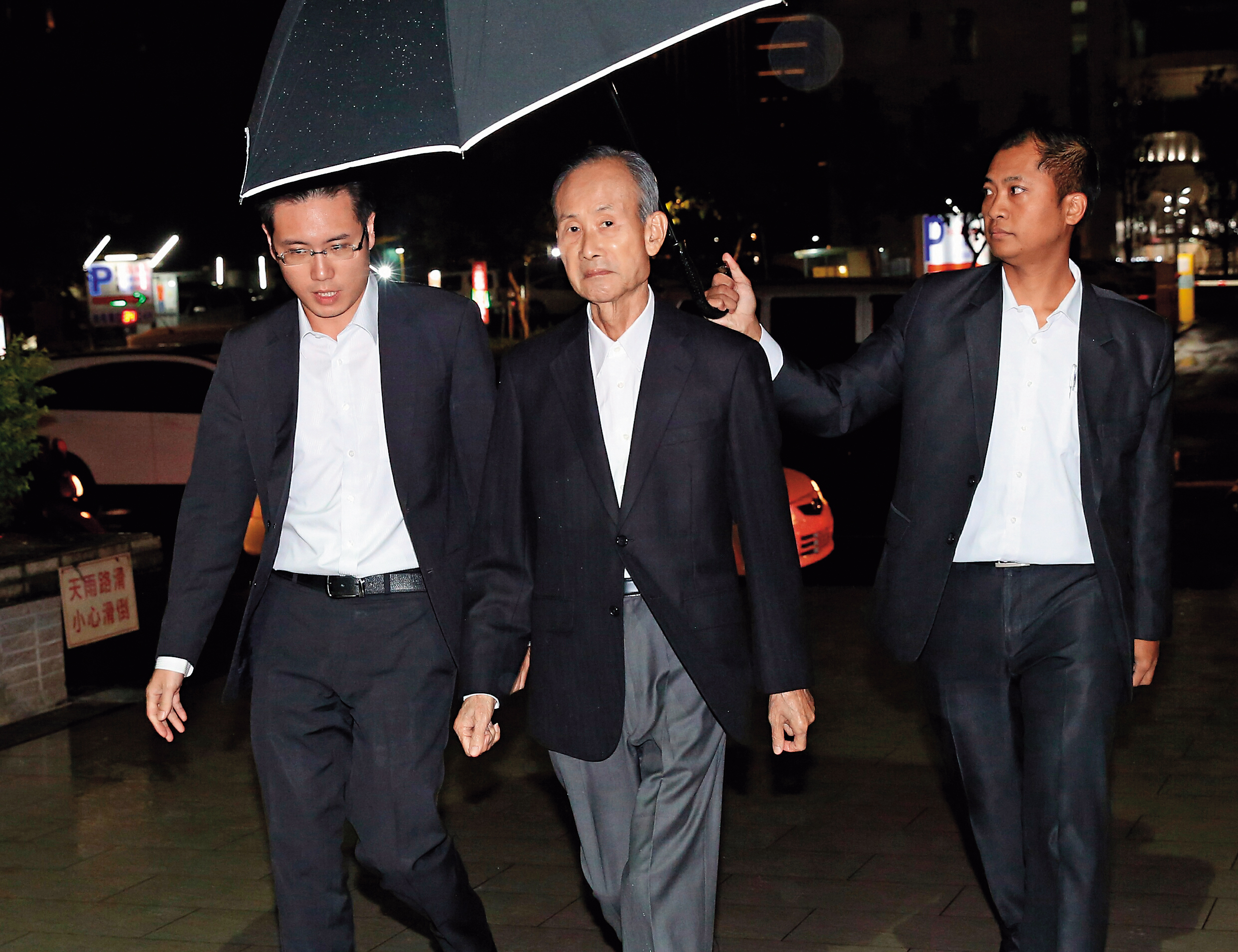 趙藤雄（中）自去年11月交保後，身形消瘦只剩50公斤。本刊7日直擊趙前往派出所報到。