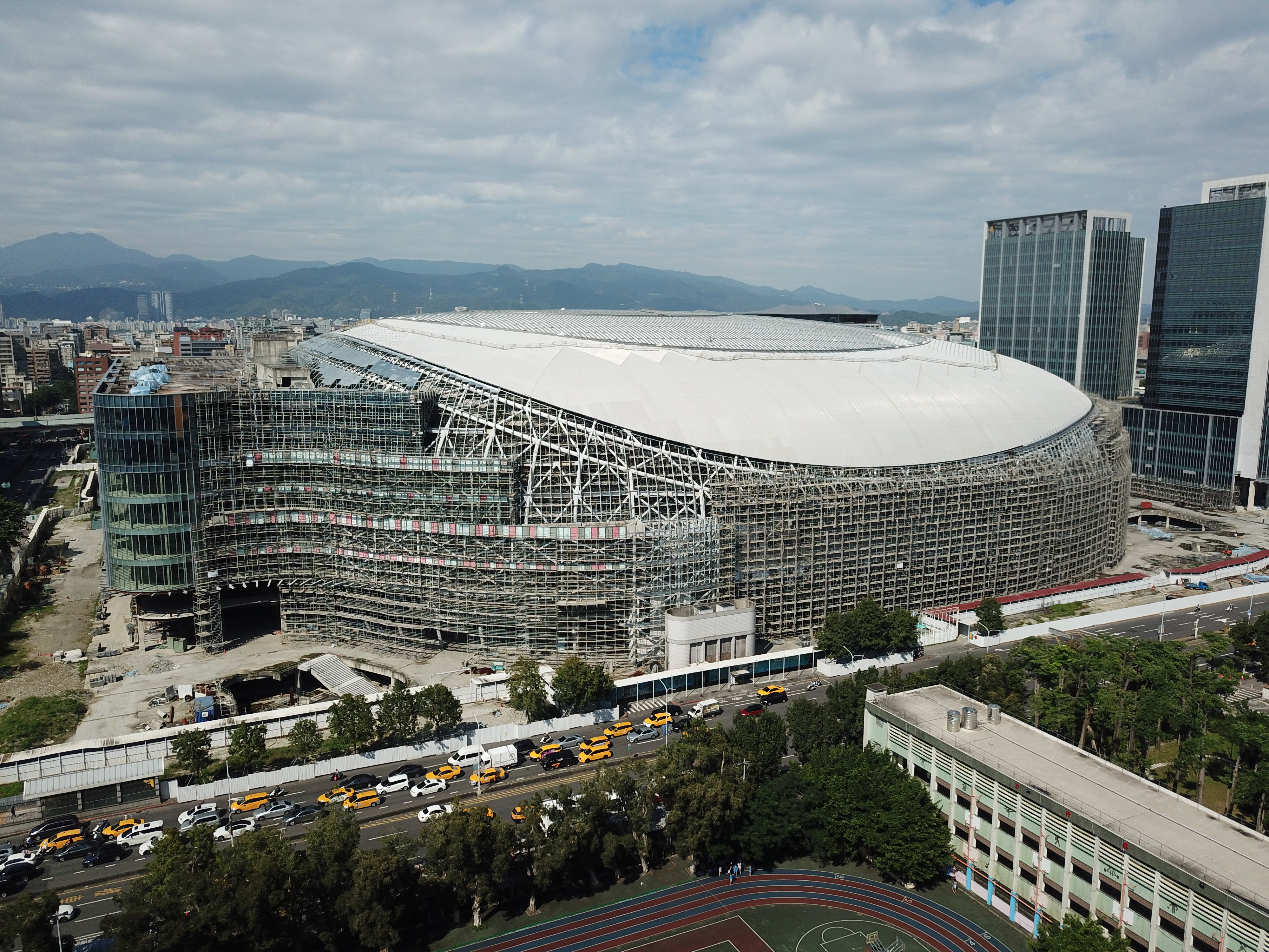 大巨蛋接近封頂，但因都審卡關，全面復工仍然沒有時間表，如今卻傳出有新團隊願意接手。