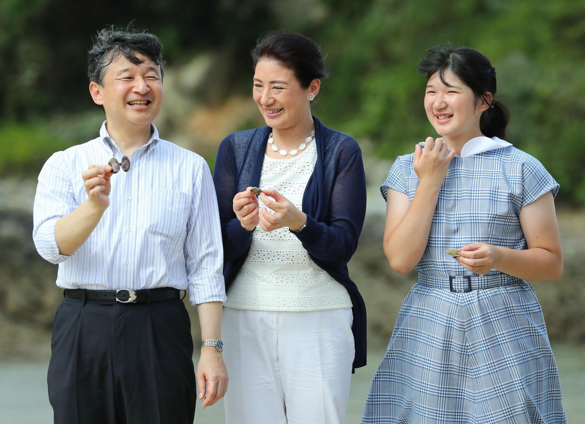 今年8月,皇太子德仁一家三口到海邊度假,還與市民親切交談。(東方IC)