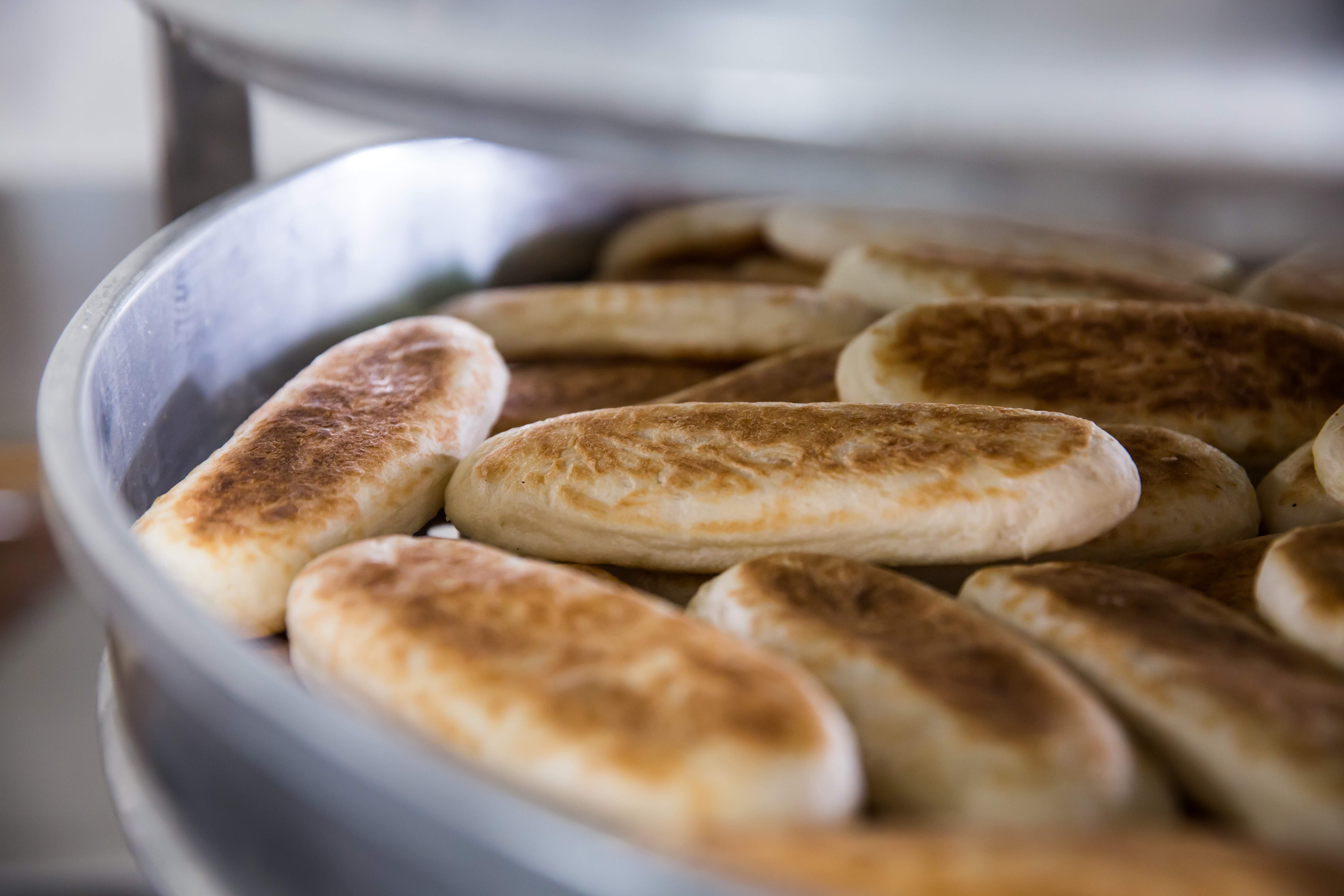 牛舌餅是台灣傳統點心，外形類似牛舌而得名，有別於宜蘭的薄脆口感，鹿港牛舌餅短且厚，尺寸如巴掌大小。