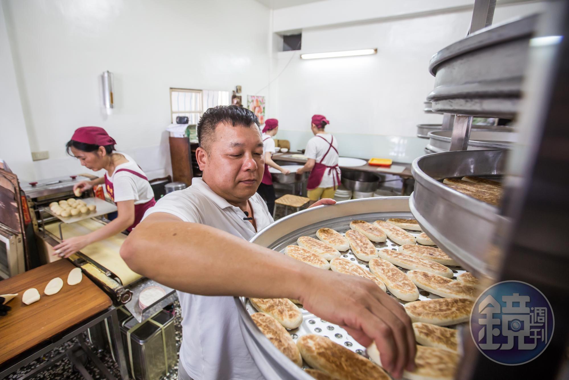 牛舌餅得靠純手工製作，蘇正興每天會視當日溫、濕度調整比例配方。