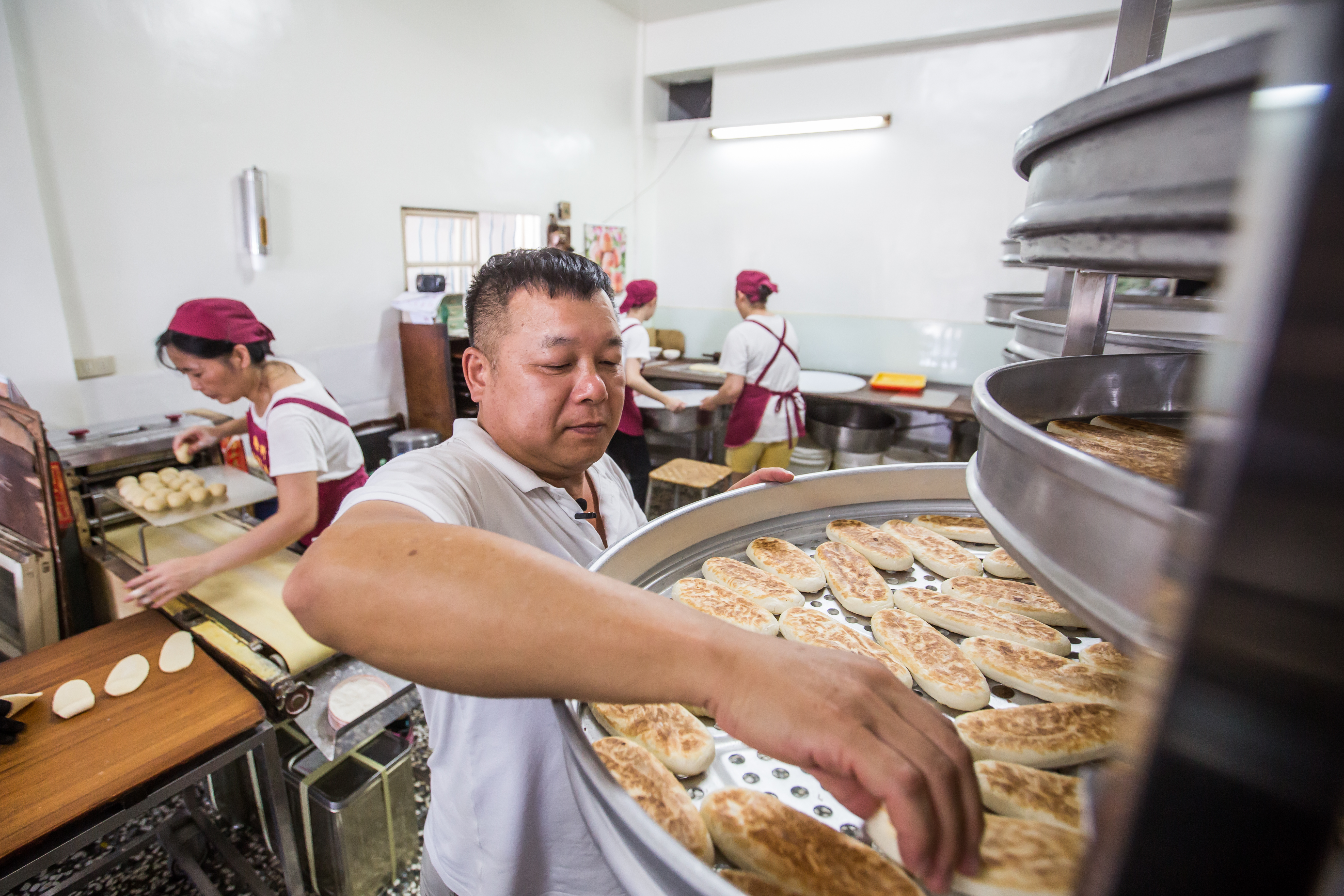 牛舌餅得靠純手工製作,蘇正興每天會視當日溫、濕度調整比例配方。