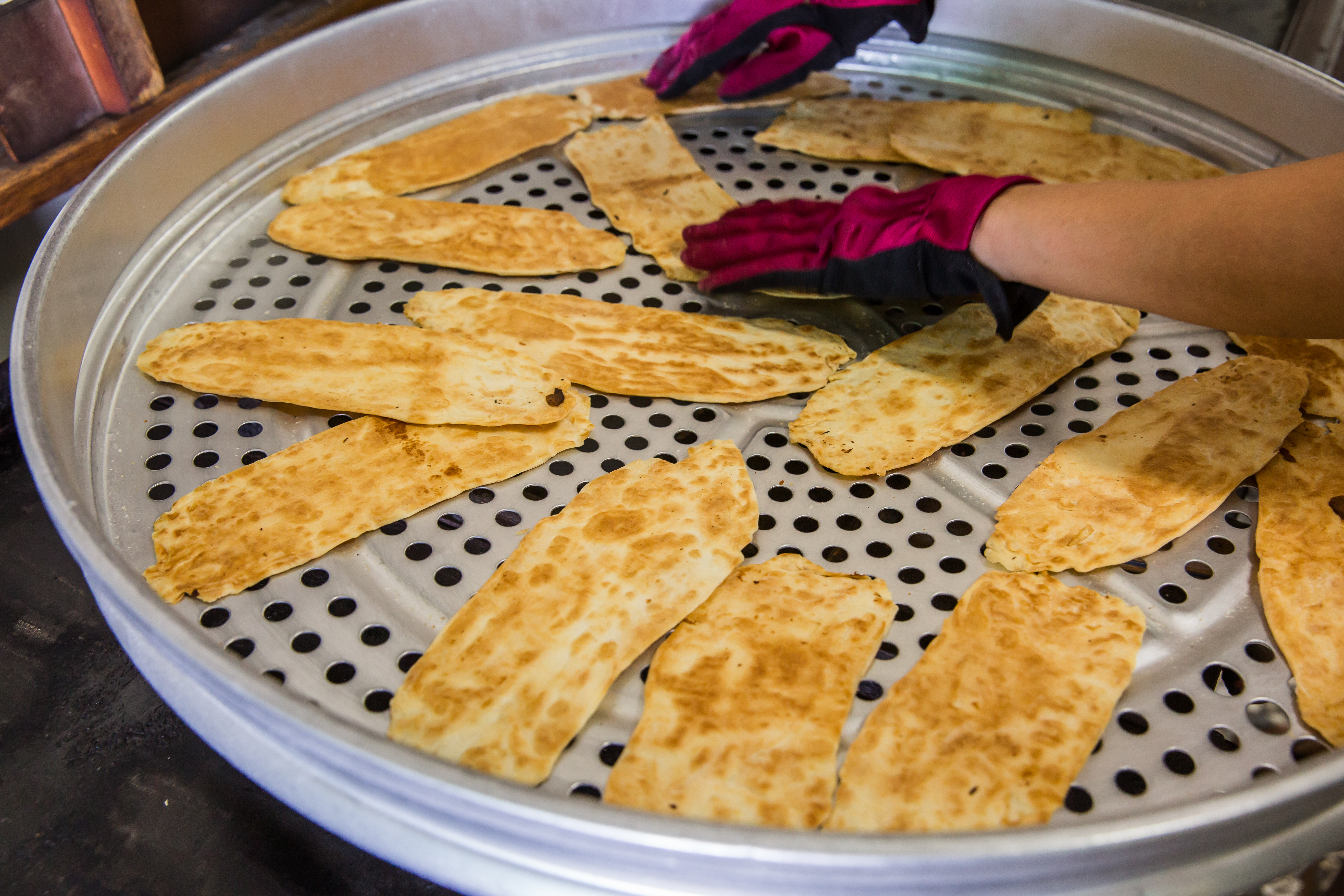 鹿港地區未包餡的薄脆牛舌餅，是明豐珍第二代研發，只做來給老客人、親友品嘗。