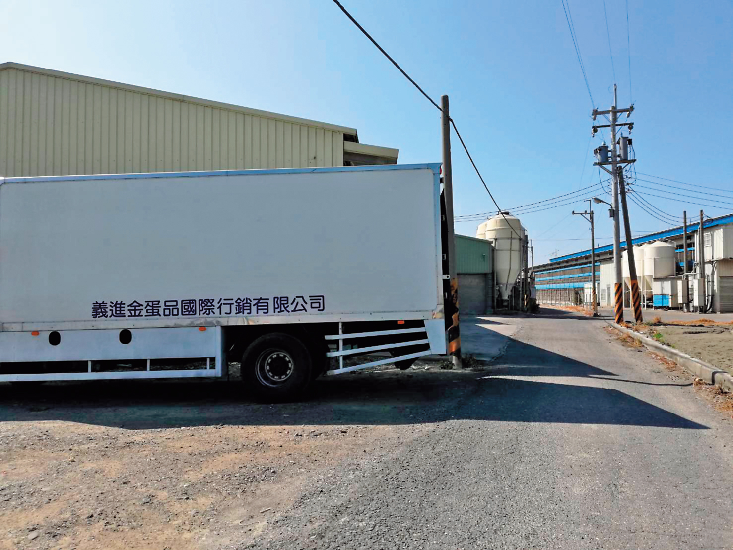 義進金食品公司旗下蛋廠遭員工爆料回收超市即期蛋品,重標換裝後再上架。