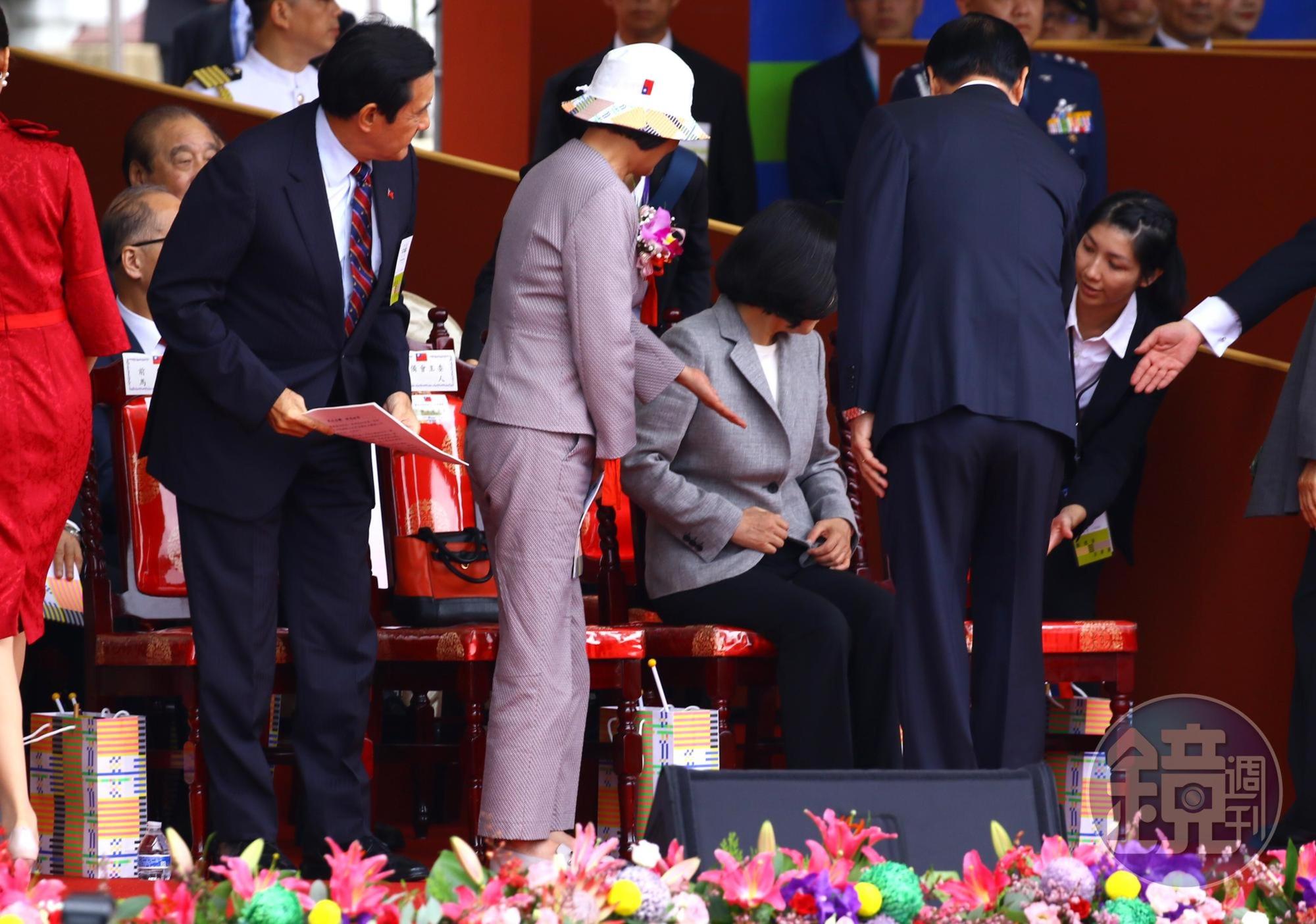 總統蔡英文演說結束後，一度坐到立法院長蘇嘉全的座位，現場服務人員提醒後，她才坐回自己的座位。