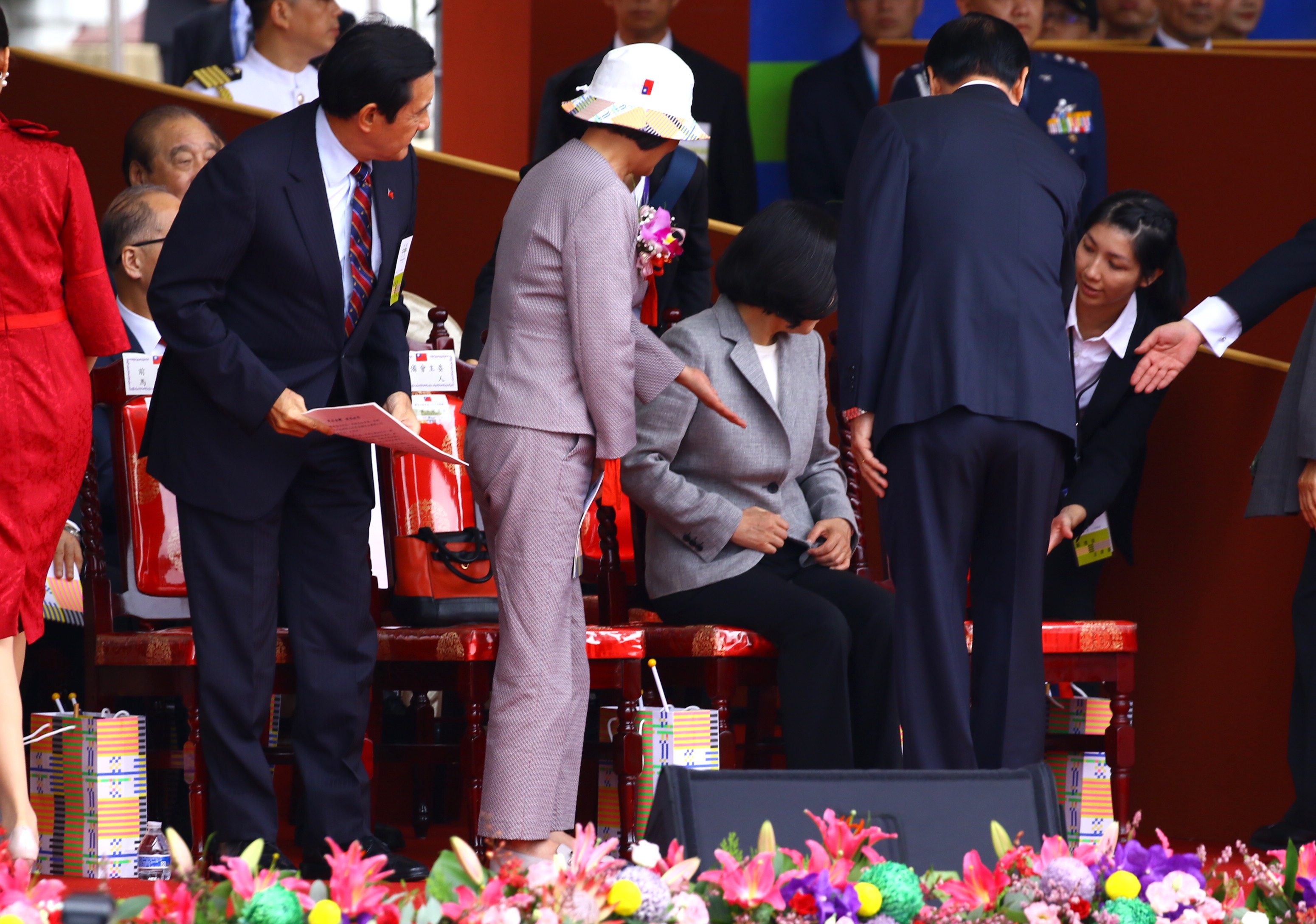 總統蔡英文演說結束後，一度坐到立法院長蘇嘉全的座位，現場服務人員提醒後，她才坐回自己的座位。