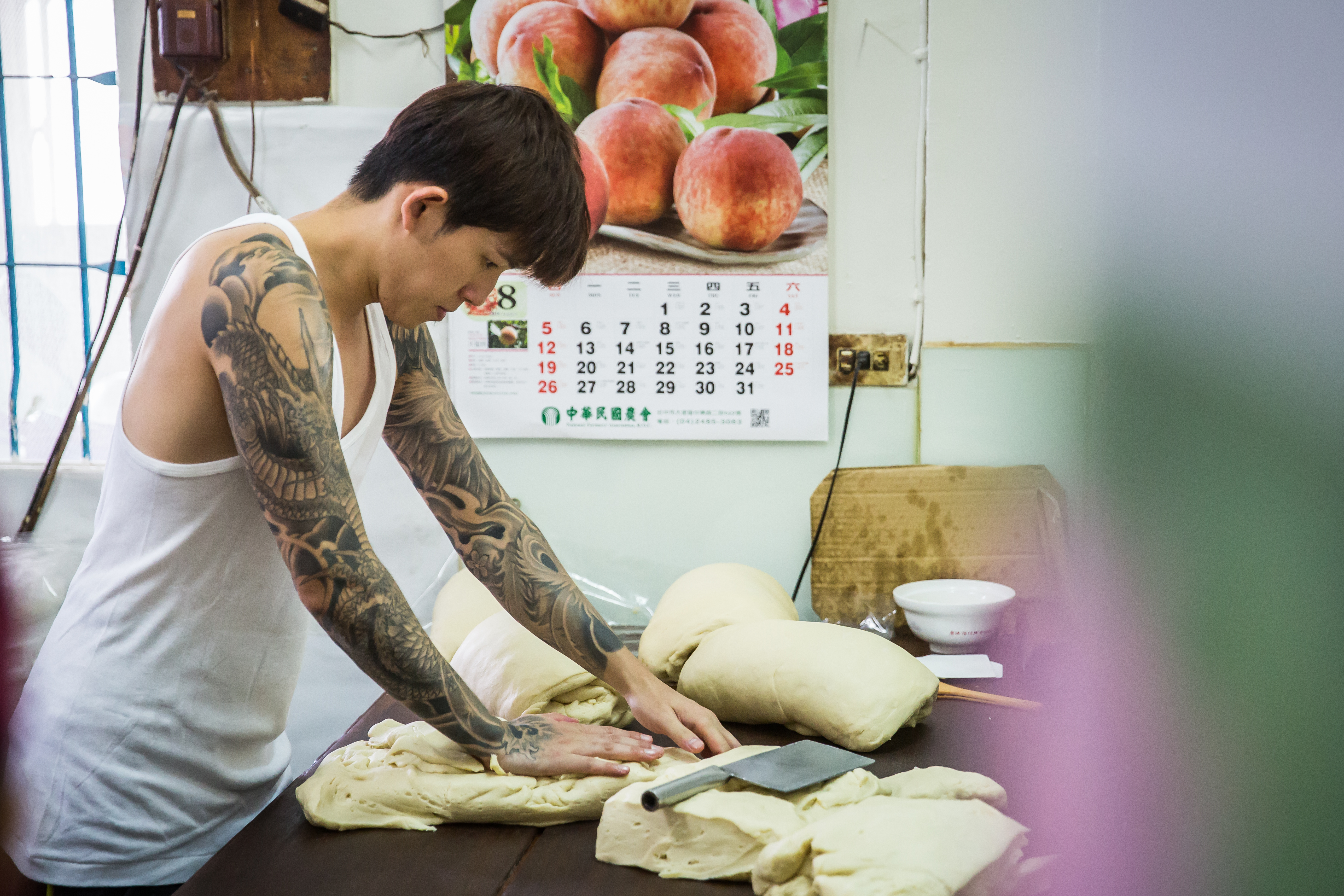 為防家業外流，和麵揉麵等核心工作只有蘇家人才能經手，長子蘇志偉凌晨3點就得起床備料。