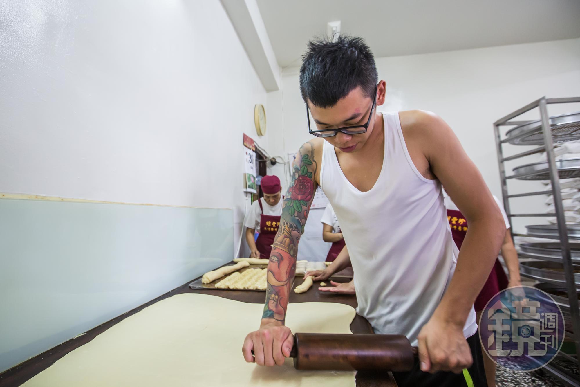 三子蘇彥州將餅皮擀到厚薄均勻,別小看這工作,一整天做下來十分耗體力。