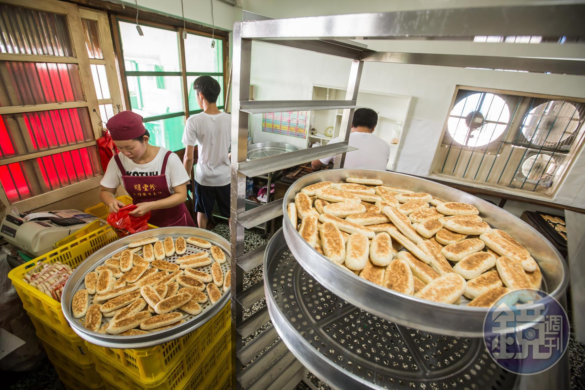 明豐珍兔仔寮牛舌餅大小如巴掌,餅皮金黃蓬鬆、內餡包裹麥芽糖,整體口感偏紮實。(120元/10片)