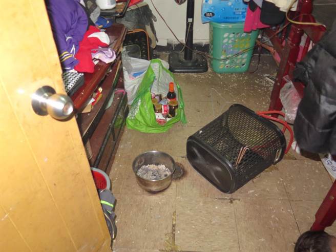 王母疑因經濟壓力大，和兒子燒炭自殺。（翻攝畫面）