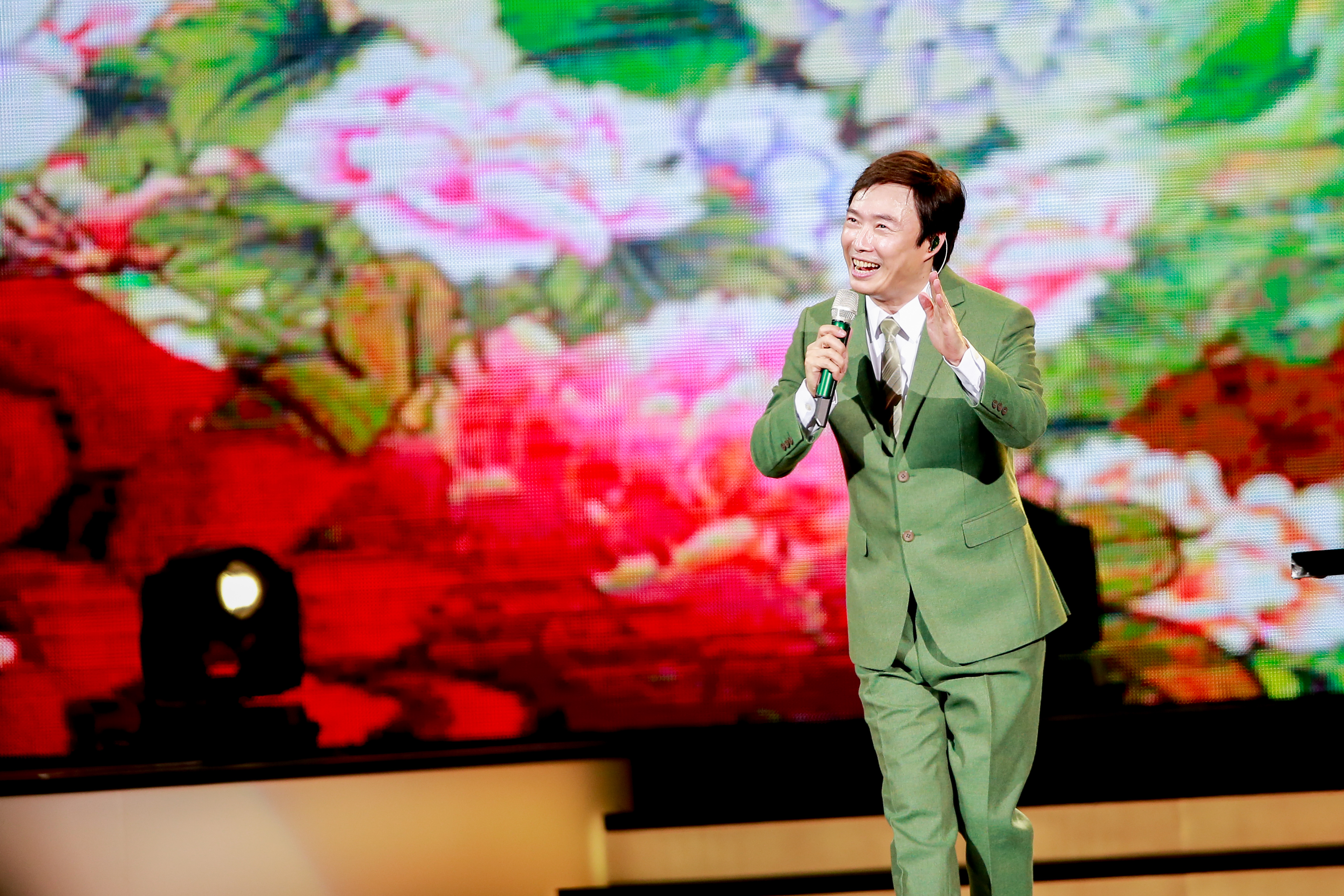 費玉清演唱會宣布於5/12高雄巨蛋、5/17台北巨蛋各加開一場，將於明（11日）中午12點於「寬宏售票」正式開賣。