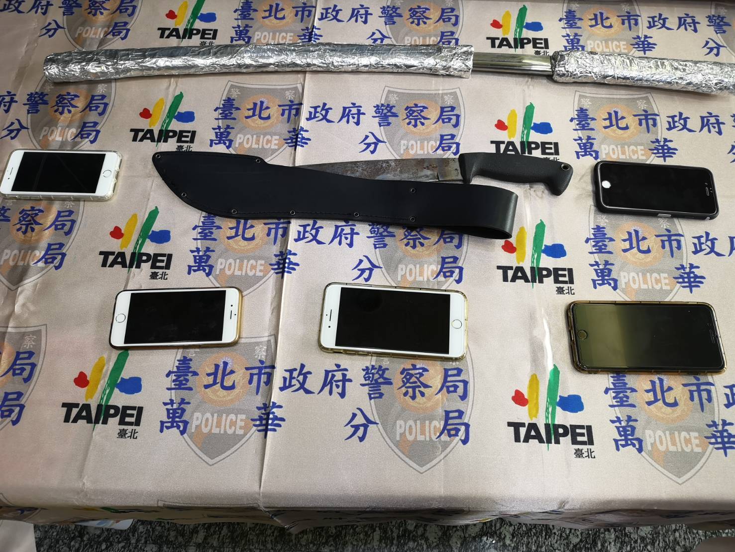 起獲武士刀1把、開山刀1把、行動電話5支等相關不法事證。(警方提供)