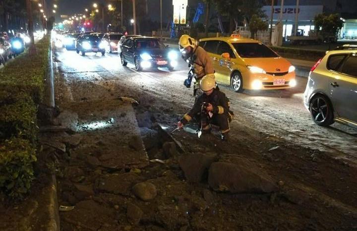 警消圍起封鎖線確認氣爆原因。（翻攝網路）