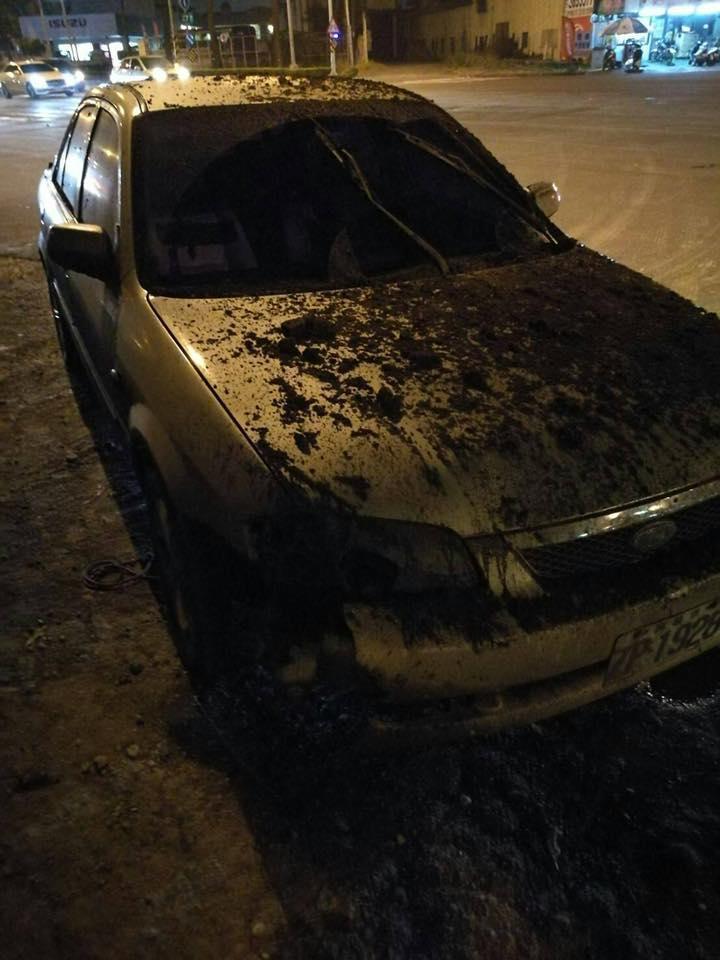 馬路瞬間氣爆，不但炸出一個大洞，還波及5輛轎車覆蓋大量土石。（翻攝網路）