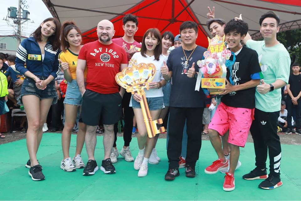 胡瓜以民視《綜藝大集合》奪下金鐘主持人獎，今天得獎後首錄，一群人和現場民眾一起慶祝得獎。（民視提供）