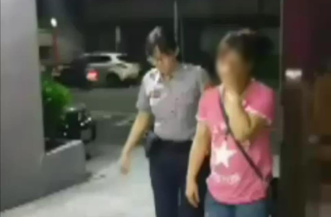 張女叫來兒子助陣，最後依教唆罪嫌遭送辦。（翻攝畫面）