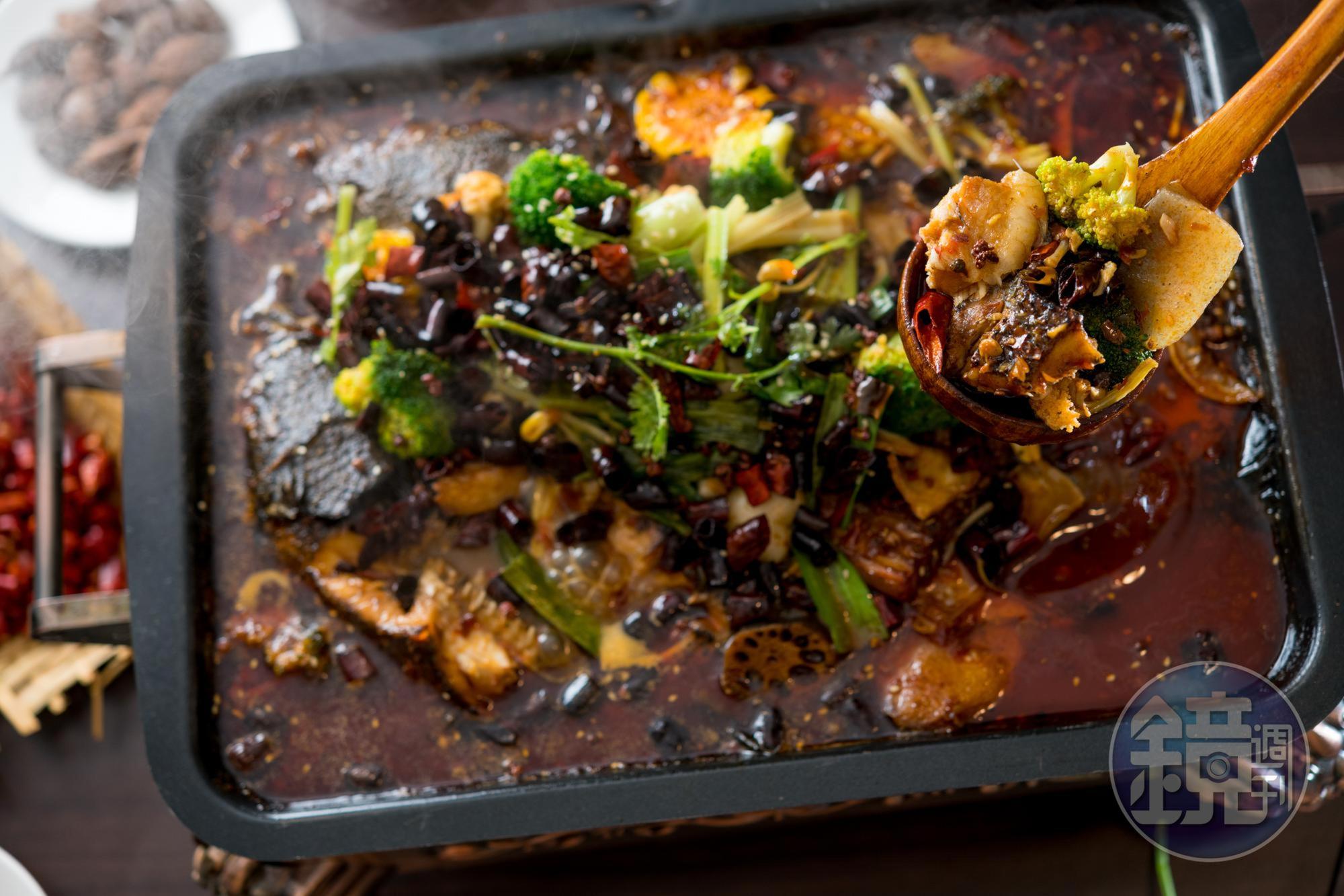 「諸葛烤魚」是用肉質肥厚的鱧魚,以特製麻辣醬燒煮入味,魚肉吸附豐富香料的香、麻、辣。(1,288元/份,需預訂)