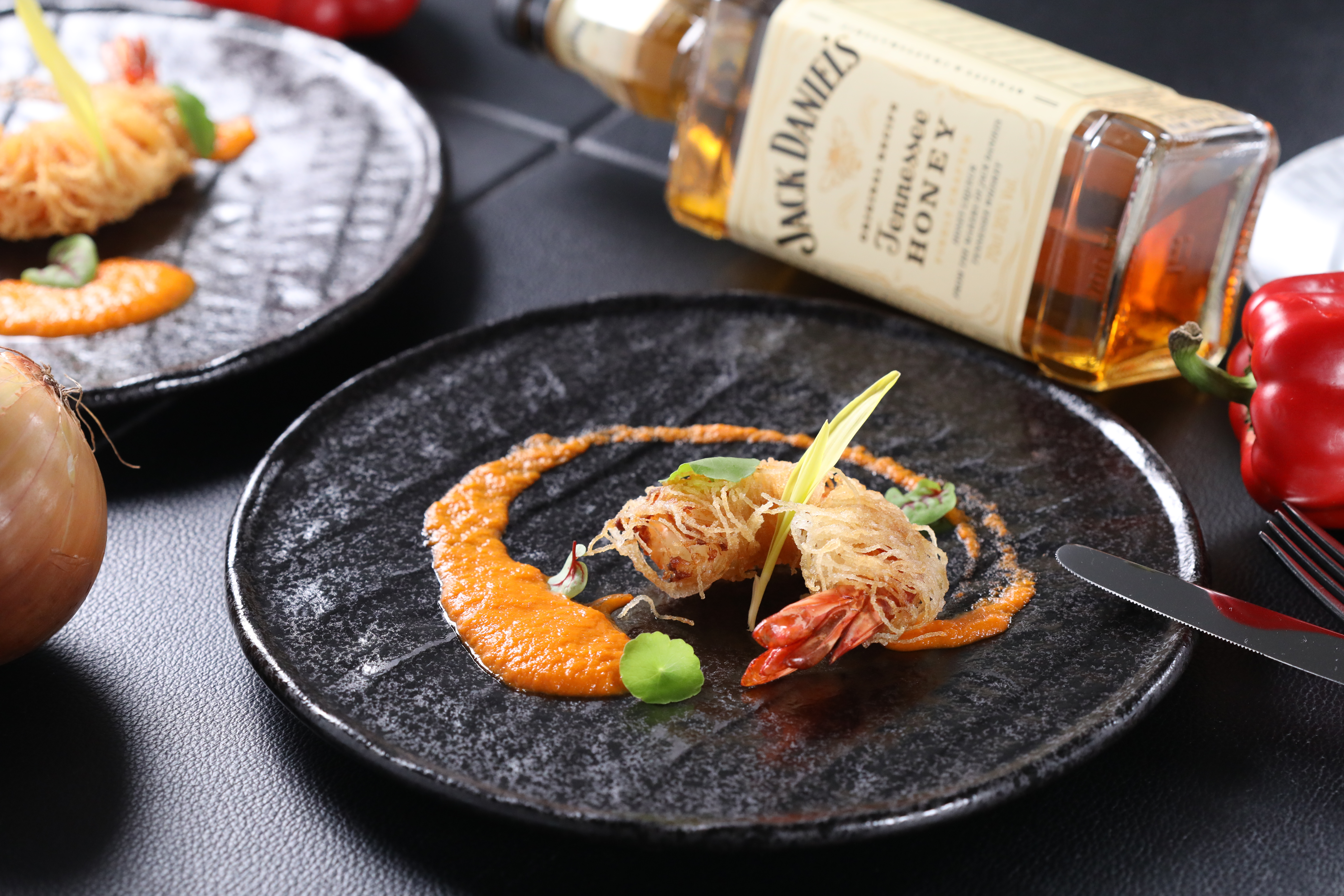 「千絲炸虎蝦佐威士忌醬」以紅椒與蜂蜜風味的田納西威士忌融合的醬汁，非常解膩。