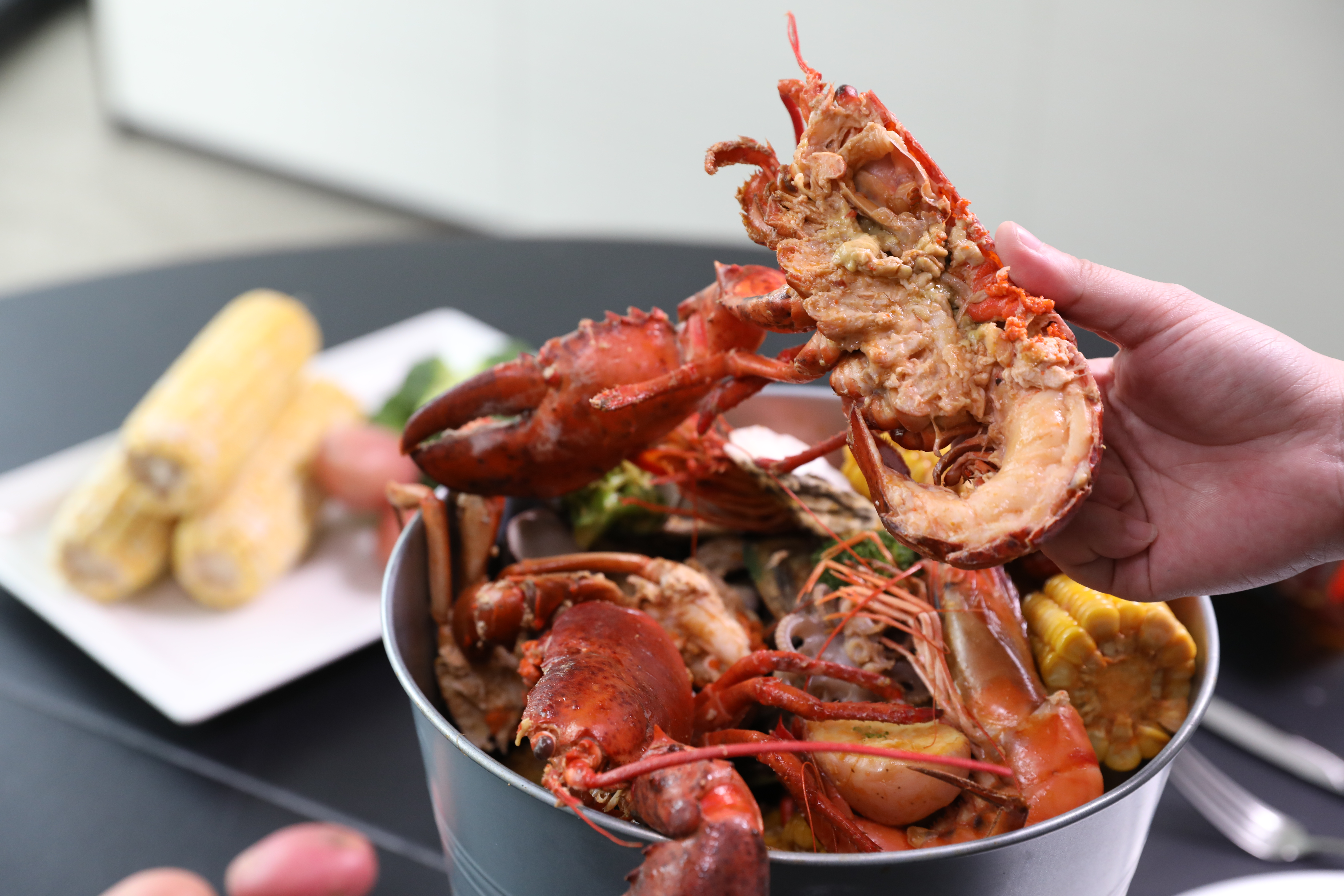 「舊金山酒香海鮮桶」裡有了波士頓龍蝦，顯得霸氣十足。