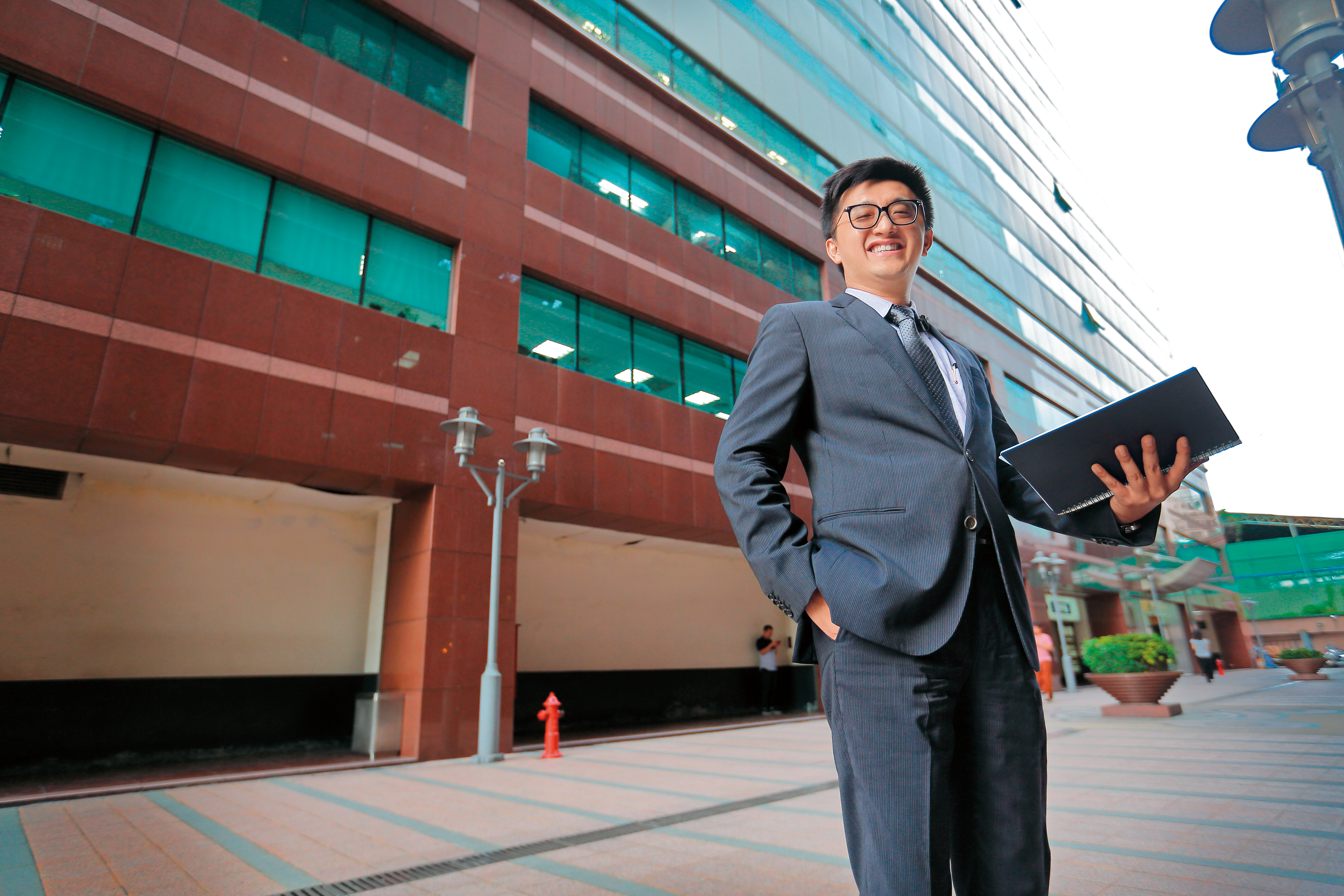 憑著過去10年紮實的產業研究，張捷總是在趨勢發酵之前，就抓住潛力明星。