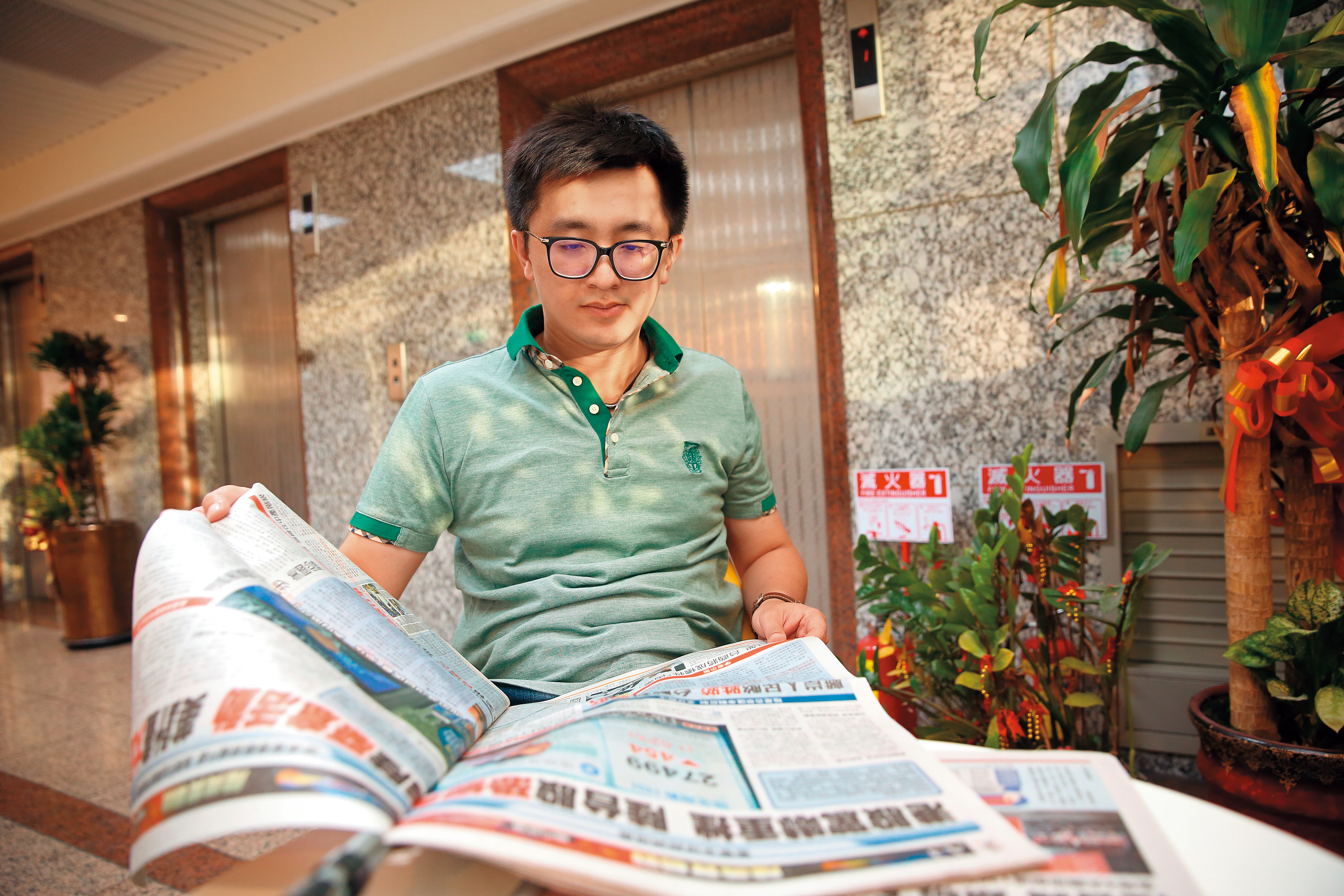 行事曆滿檔的張捷，每天仍勤讀報紙，掌握訊息和政策走向，找出趨勢商機。